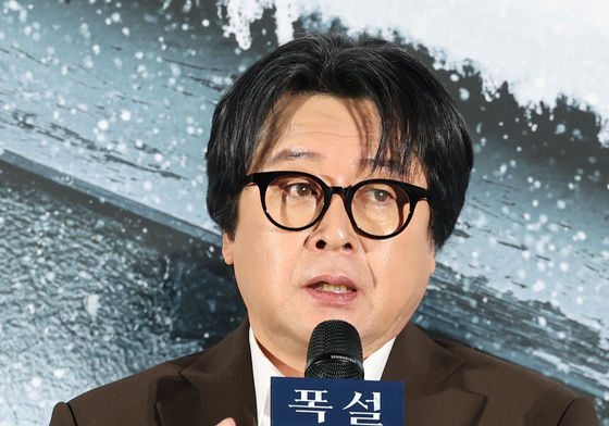 인사말 하는 김윤석