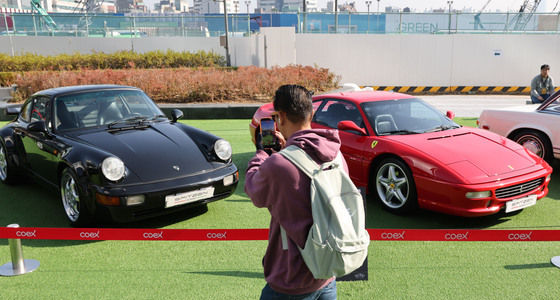 클래식 포르쉐와 페라리