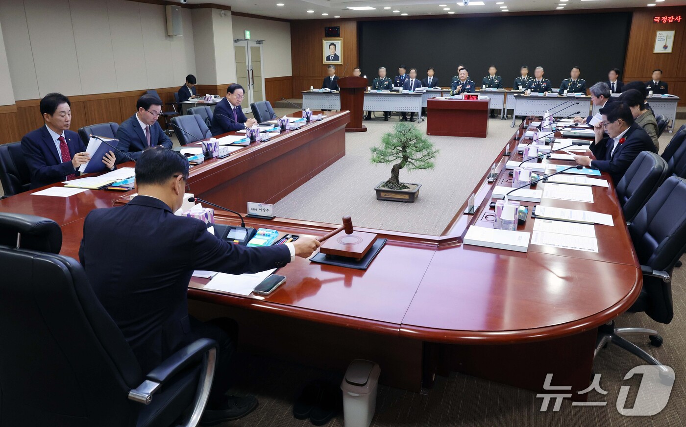 (서울=뉴스1) 국회사진기자단 = 이양수 정보위원장이 30일 경기 과천시 국방방첩본부에서 열린 국회 정보위원회의 국방방첩본부에 대한 국정감사에서 의사봉을 두드리고 있다. 2026. …