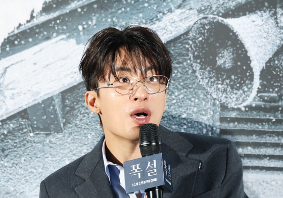 취재진 질문에 답하는 구교환