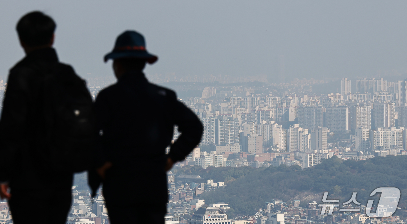 (서울=뉴스1) 김민지 기자 = 9월 서울 아파트 매매거래가 전월보다 14.7% 감소했다.국토교통부의 '2026년 9월 주택통계'에 따르면 서울 아파트 매매거래는 3915건으로 전 …