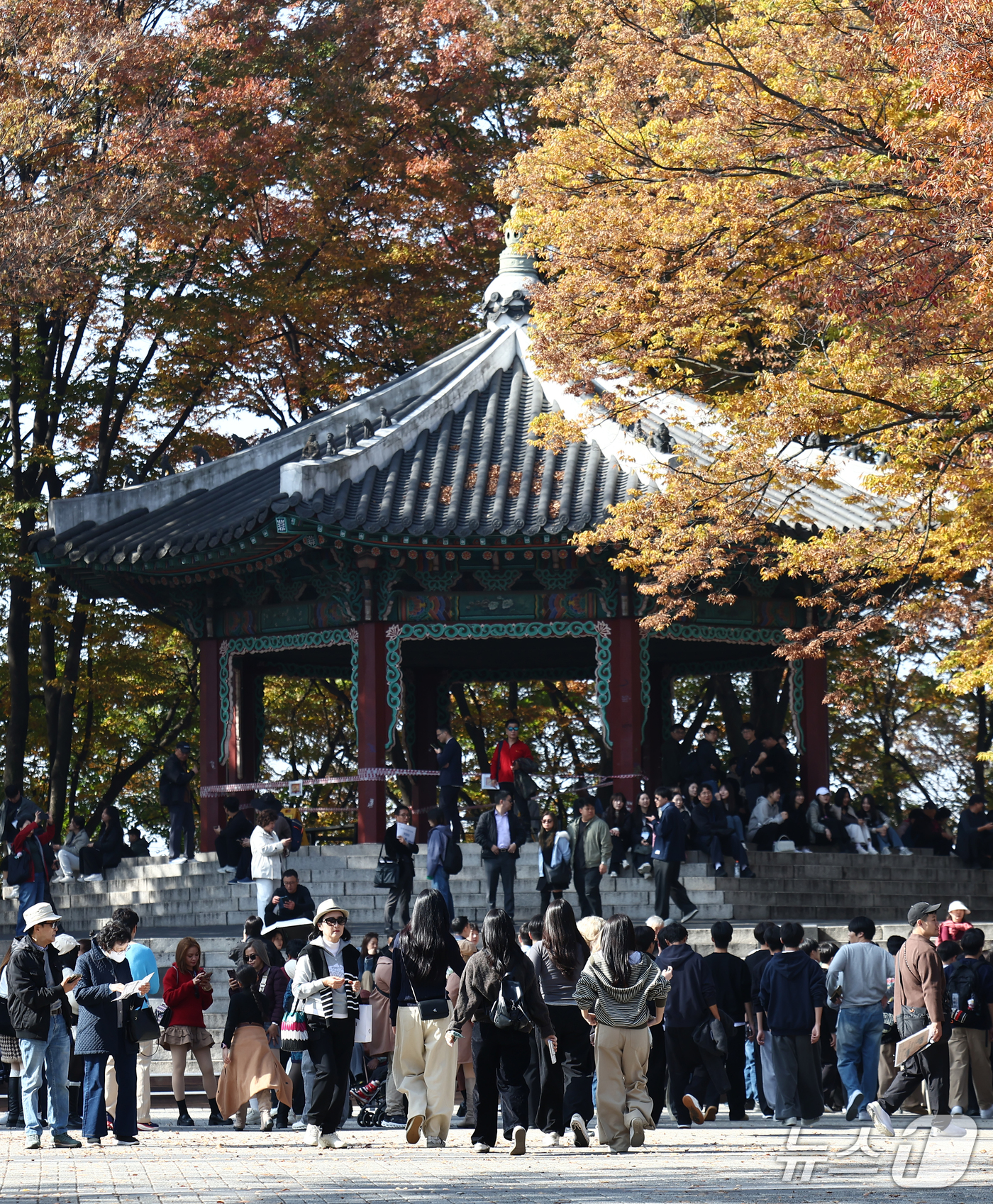 (서울=뉴스1) 김민지 기자 = 서울 낮 기온이 18도까지 오르는 등 포근한 날씨를 보인 30일 서울 N서울타워에서 시민과 관광객들이 가을 단풍을 즐기고 있다. 2026.10.30 …