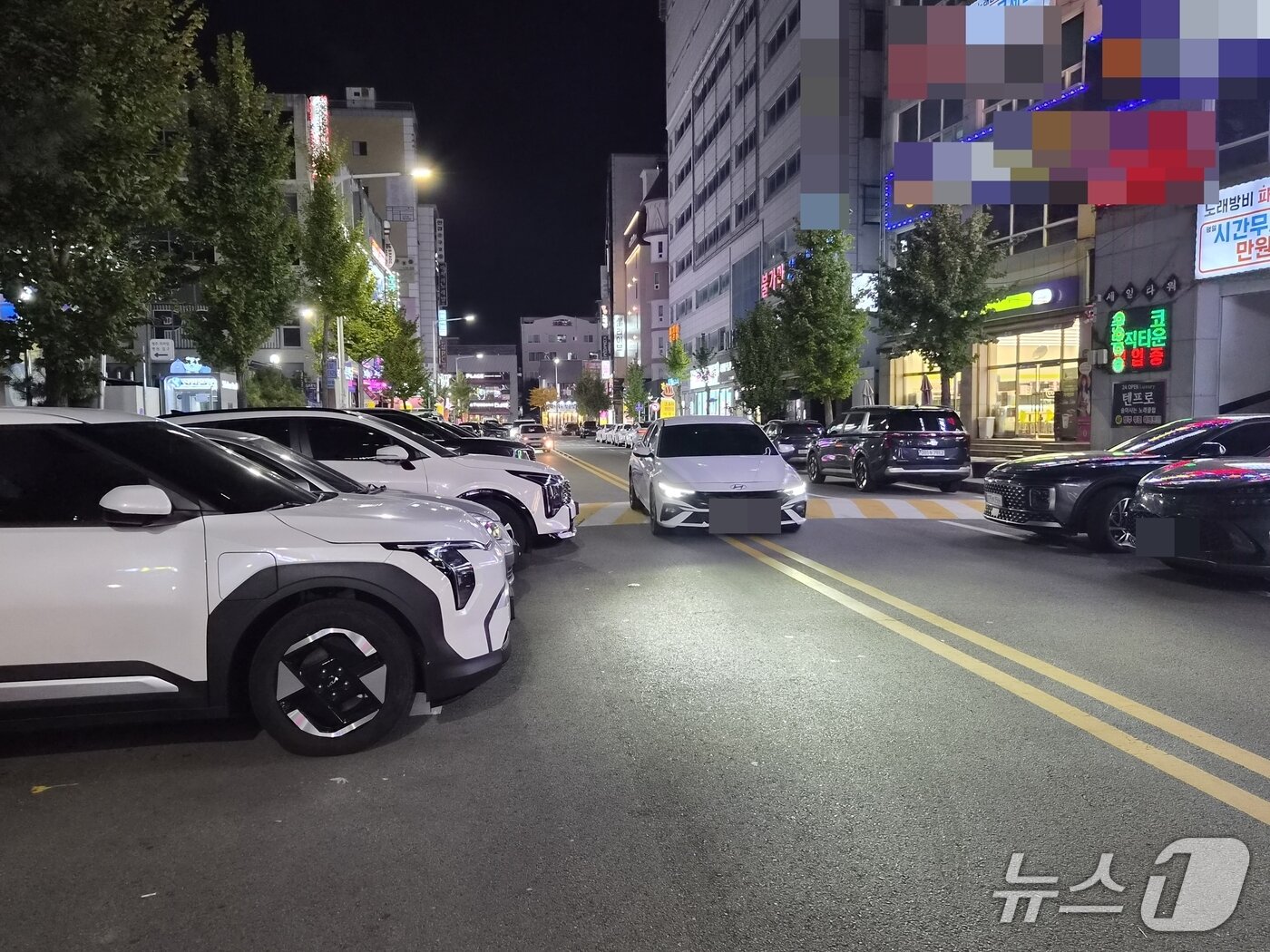 본문 이미지 - 청주시 흥덕구 짐대로 72번길 하복대지구 상권에서 주차차량을 피해 중앙선을 넘어 통행하는 차량의 모습. 2026.10.31/뉴스1
