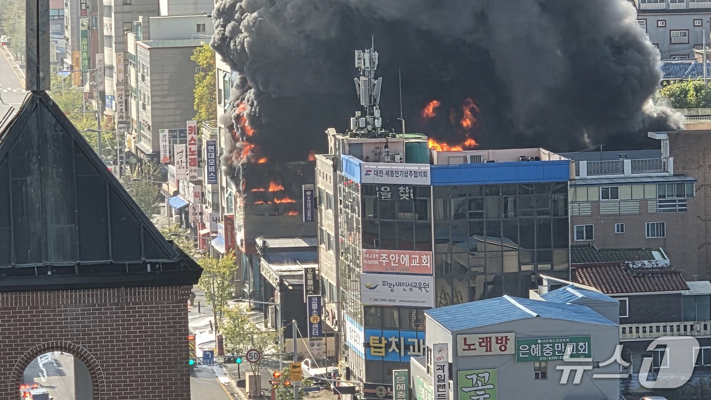 (대전=뉴스1) 김기태 기자 = 30일 오전 10시 2분께 대전 서구 갈마동의 한 자동차 정비업체에서 불이 나 소방당국이 진화하고 있다.(독자 제공. 재판매 및 DB 금지) 202 …