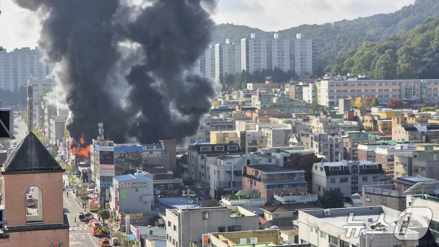 (대전=뉴스1) 김기태 기자 = 30일 오전 10시 2분께 대전 서구 갈마동의 한 자동차 정비업체에서 불이 나 소방당국이 진화하고 있다.(독자 제공. 재판매 및 DB 금지) 202 …
