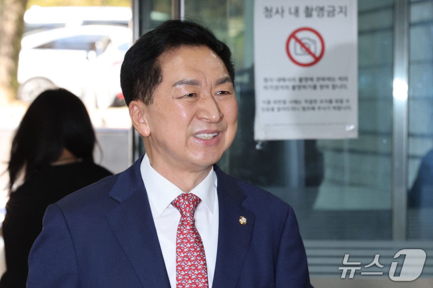 (서울=뉴스1) 이광호 기자 = 김기현 국민의힘 의원이 30일 오후 서울 서초구 서울중앙지방법원에서 열린 청탁금지법 위반 혐의 1심 선고 공판에 출석하고 있다.김 의원 부부는 지난 …
