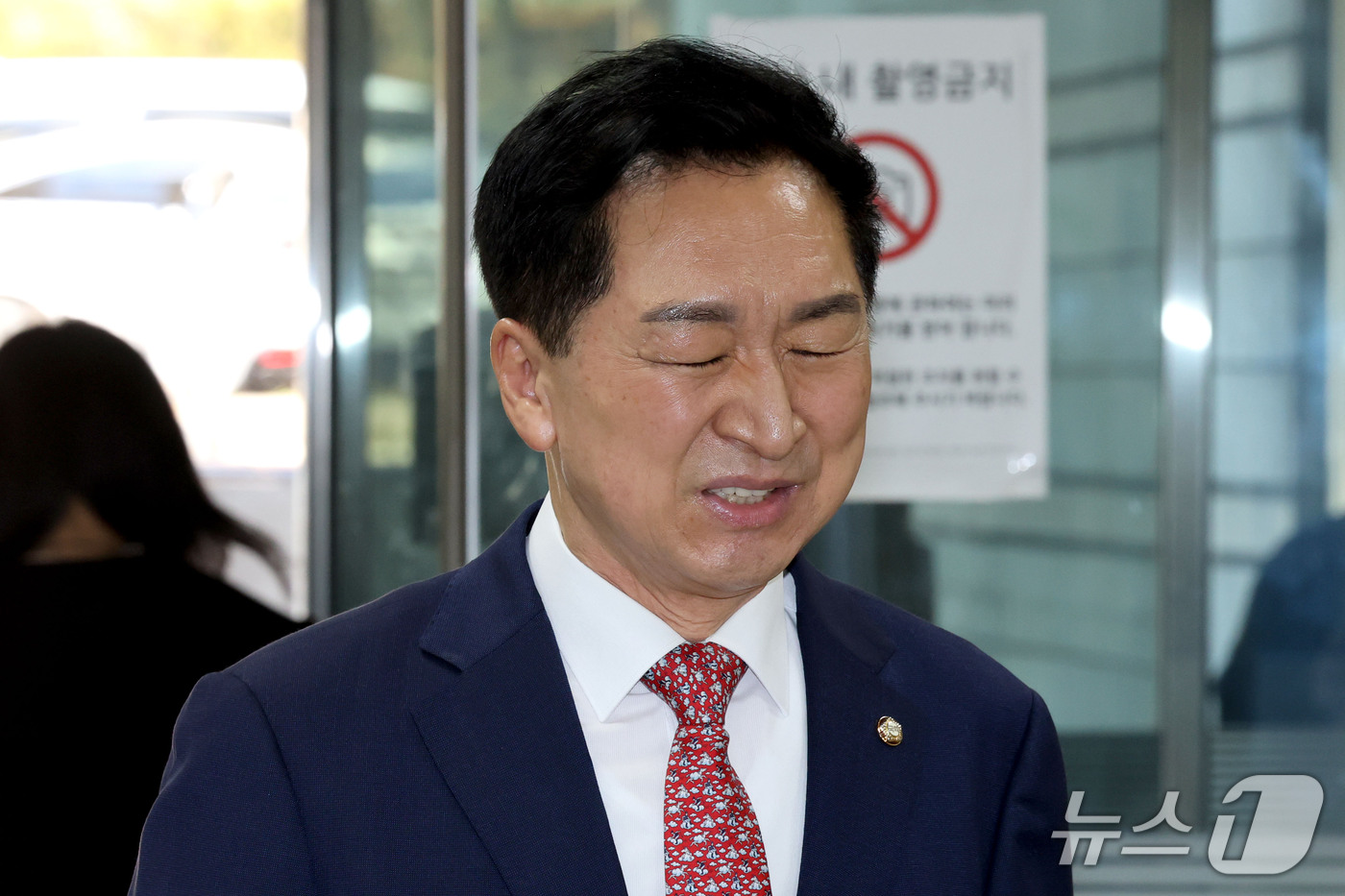 (서울=뉴스1) 이광호 기자 = 김기현 국민의힘 의원이 30일 오후 서울 서초구 서울중앙지방법원에서 열린 청탁금지법 위반 혐의 1심 선고 공판에 출석하고 있다.김 의원 부부는 지난 …
