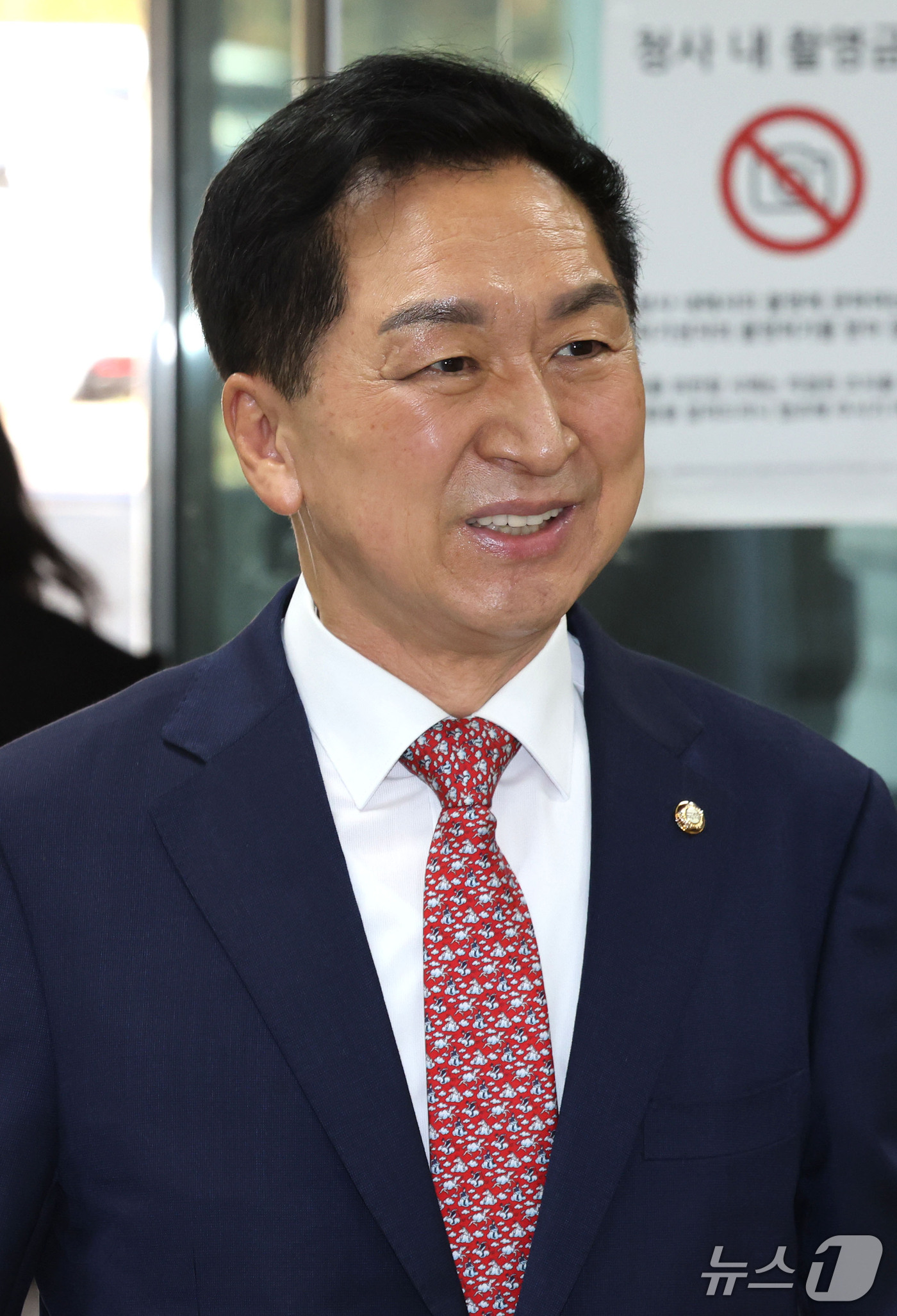 (서울=뉴스1) 이광호 기자 = 김기현 국민의힘 의원이 30일 오후 서울 서초구 서울중앙지방법원에서 열린 청탁금지법 위반 혐의 1심 선고 공판에 출석하고 있다.김 의원 부부는 지난 …