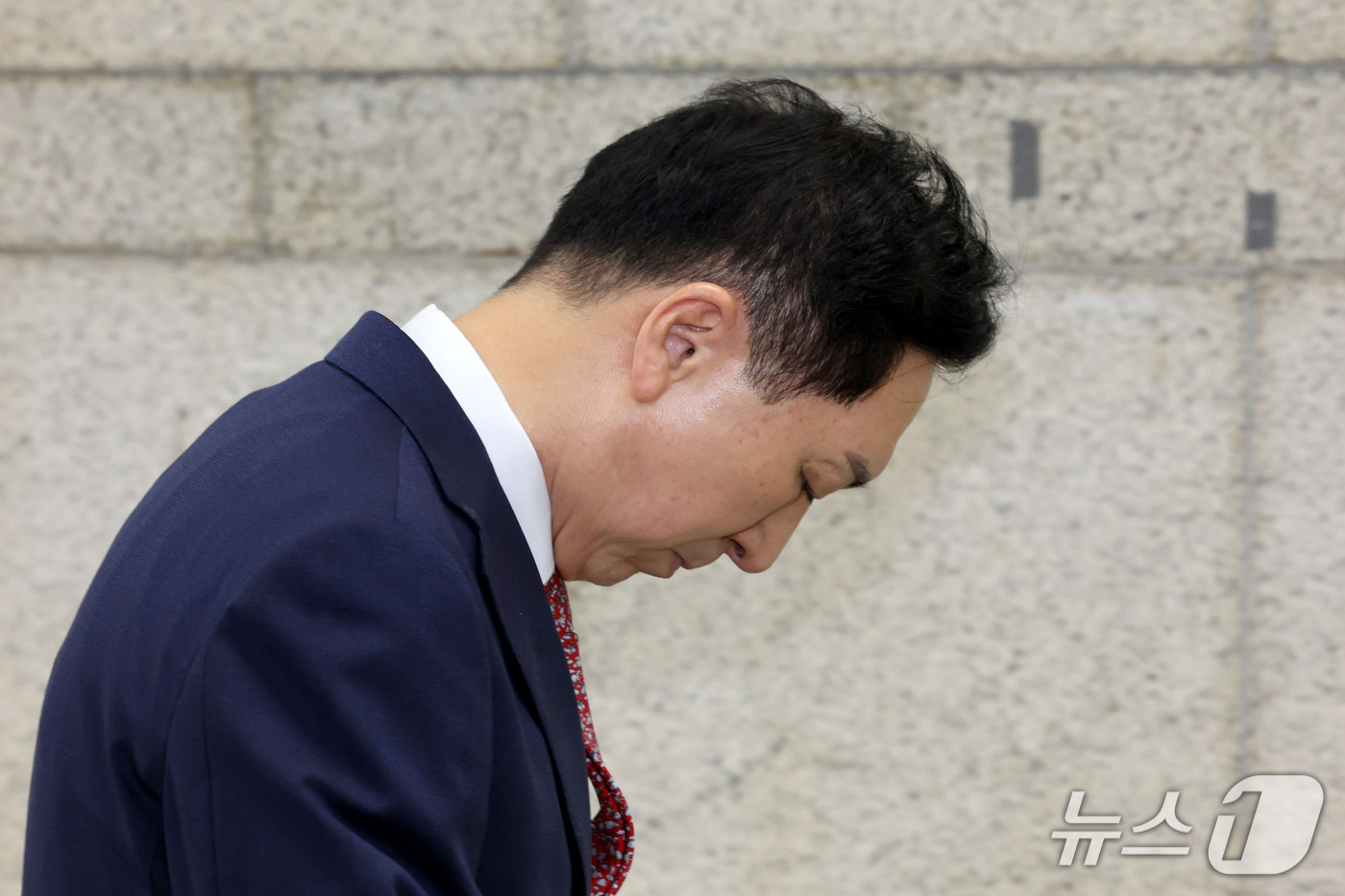 (서울=뉴스1) 이광호 기자 = 김기현 국민의힘 의원이 30일 오후 서울 서초구 서울중앙지방법원에서 열린 청탁금지법 위반 혐의 1심 선고 공판에 출석하고 있다.김 의원 부부는 지난 …