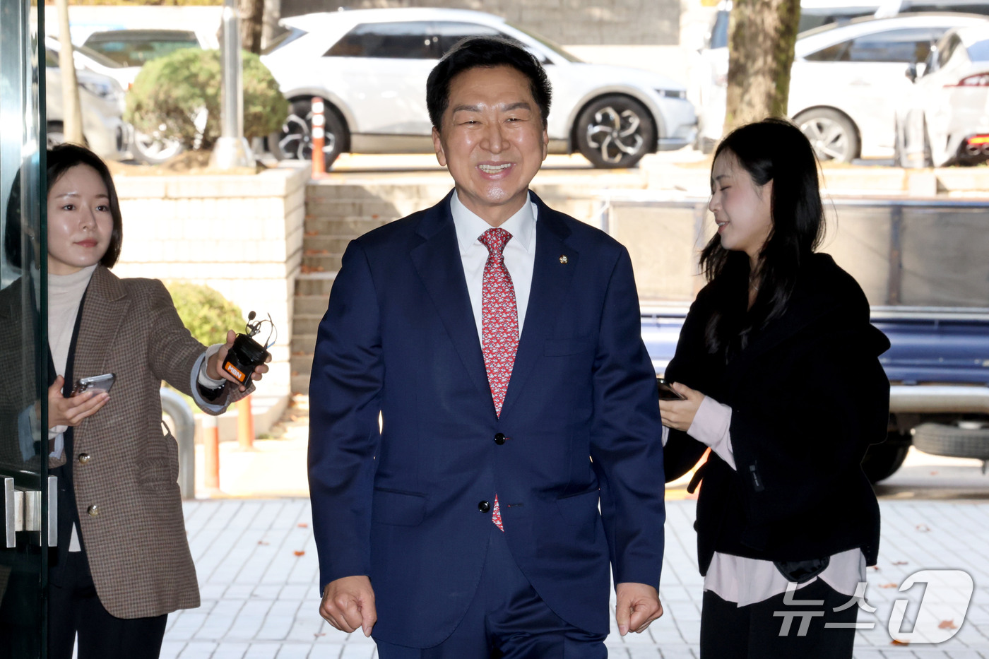 (서울=뉴스1) 이광호 기자 = 김기현 국민의힘 의원이 30일 오후 서울 서초구 서울중앙지방법원에서 열린 청탁금지법 위반 혐의 1심 선고 공판에 출석하고 있다.김 의원 부부는 지난 …