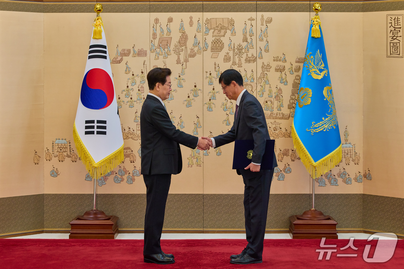 (서울=뉴스1) 허경 기자 = 이재명 대통령이 30일 청와대에서 열린 임명장 및 위촉장 수여식에서 최길수 특별감찰관에게 임명장을 수여하고 있다. (청와대 제공. 재판매 및 DB 금 …