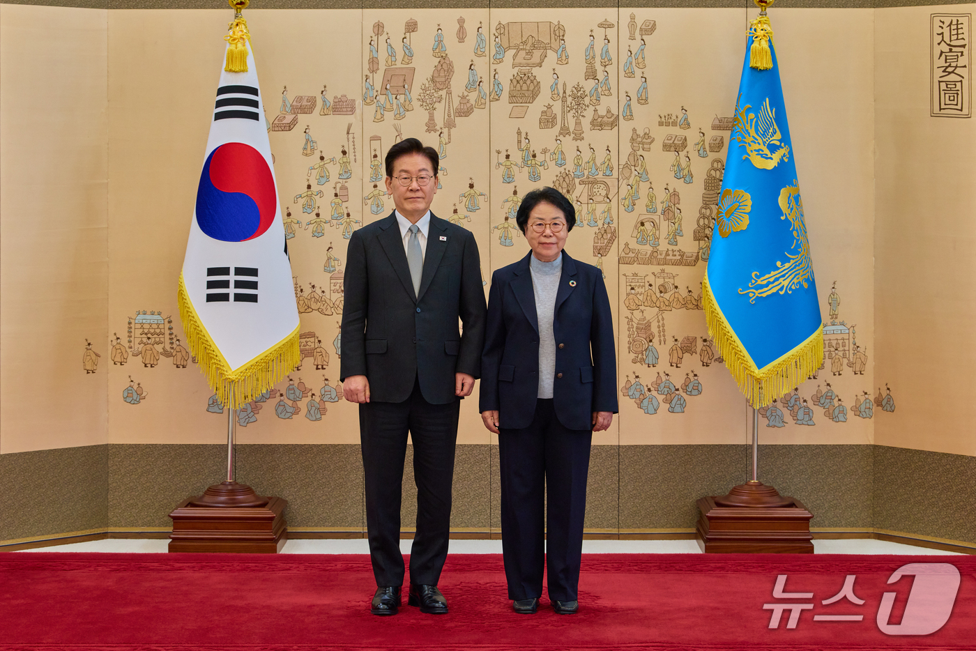 (서울=뉴스1) 허경 기자 = 이재명 대통령이 30일 청와대에서 열린 임명장 및 위촉장 수여식에서 홍미영 지속가능발전국가위원회 위원장에게 위촉장을 수여한 뒤 기념촬영을 하고 있다. …