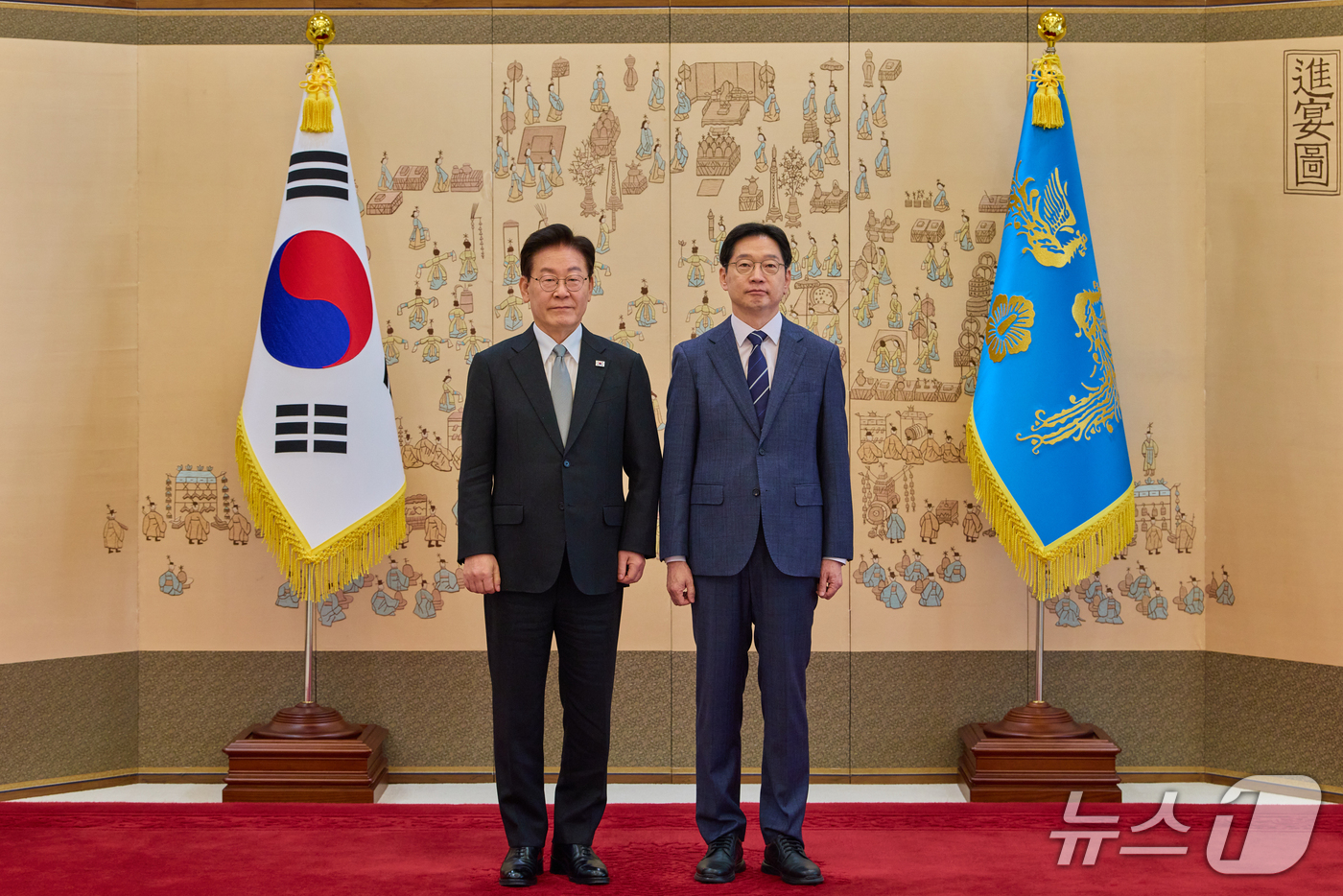(서울=뉴스1) 허경 기자 = 이재명 대통령이 30일 청와대에서 열린 임명장 및 위촉장 수여식에서 김경수 대통령정무특별보좌관에게 위촉장을 수여한 뒤 기념촬영을 하고 있다. (청와대 …