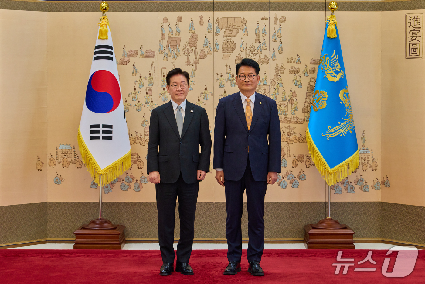 (서울=뉴스1) 허경 기자 = 이재명 대통령이 30일 청와대에서 열린 임명장 및 위촉장 수여식에서 송영길 외특보좌관에게 위촉장을 수여한 뒤 기념촬영을 하고 있다. (청와대 제공. …