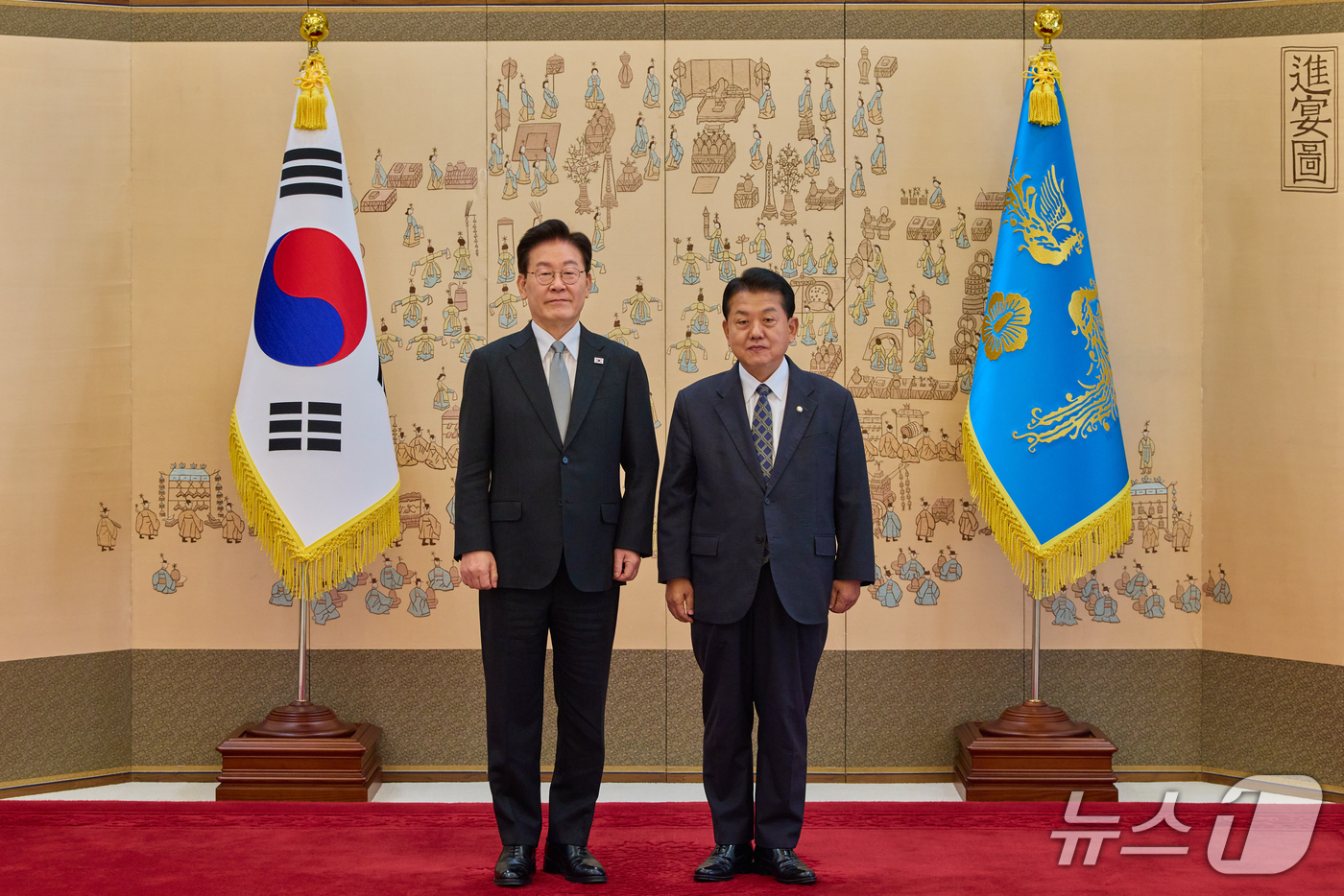 (서울=뉴스1) 허경 기자 = 이재명 대통령이 30일 청와대에서 열린 임명장 및 위촉장 수여식에서 김병주 국방정책특보에게 위촉장을 수여한 뒤 기념촬영을 하고 있다. (청와대 제공. …
