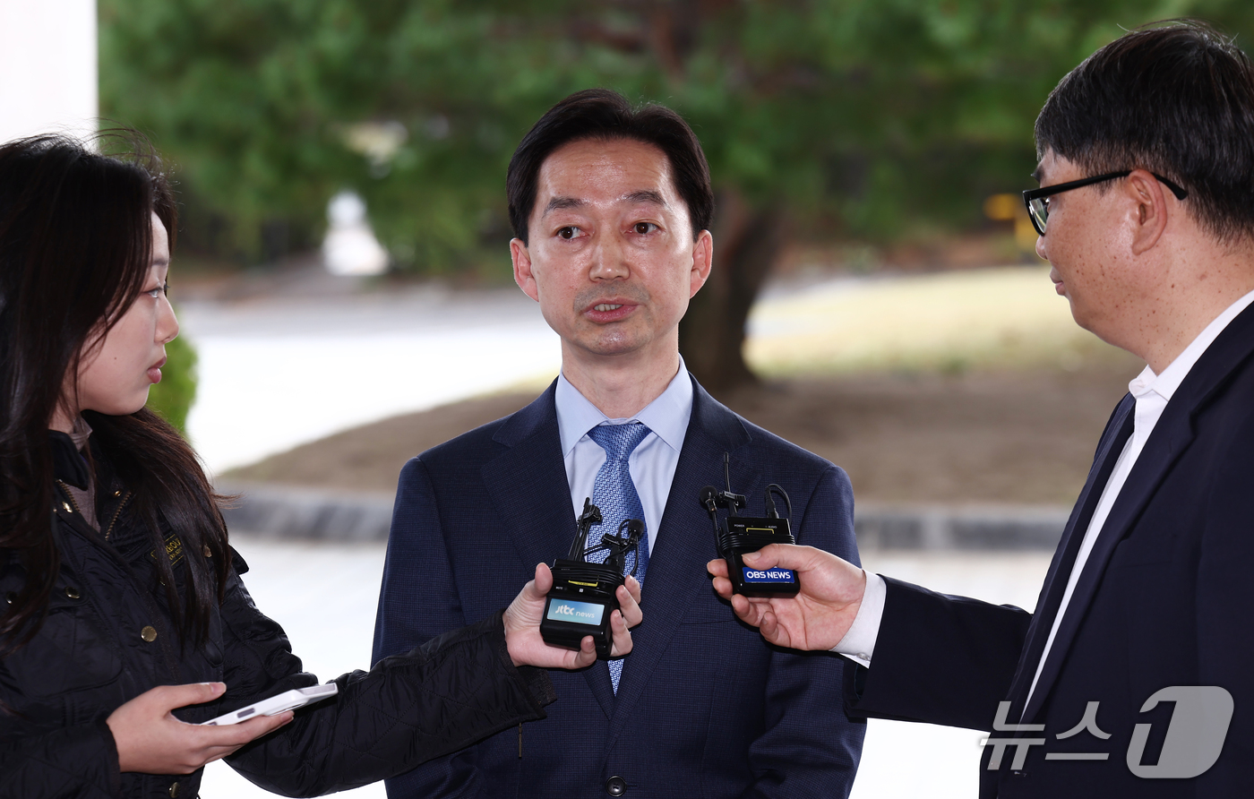 (서울=뉴스1) 김민지 기자 = 김지용 중대범죄수사청장이 30일 오후 서울 서초구 공소청에서 이정현 공소청장(검찰총장) 직무대행을 예방하기 앞서 취재진 질의에 답변하고 있다. 20 …