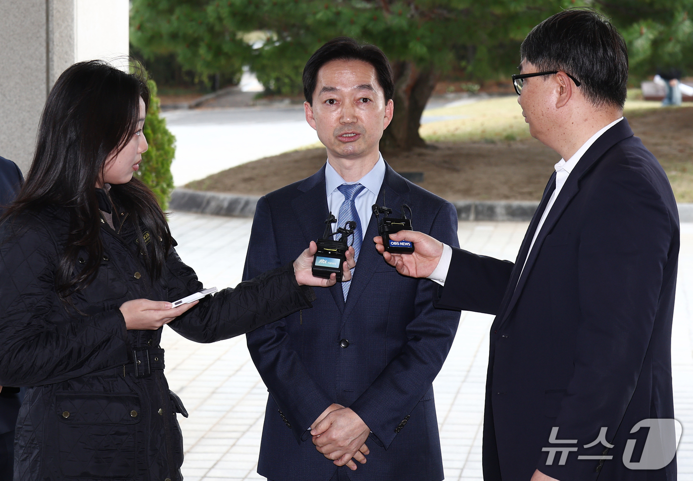 (서울=뉴스1) 김민지 기자 = 김지용 중대범죄수사청장이 30일 오후 서울 서초구 공소청에서 이정현 공소청장(검찰총장) 직무대행을 예방하기 앞서 취재진 질의에 답변하고 있다. 20 …