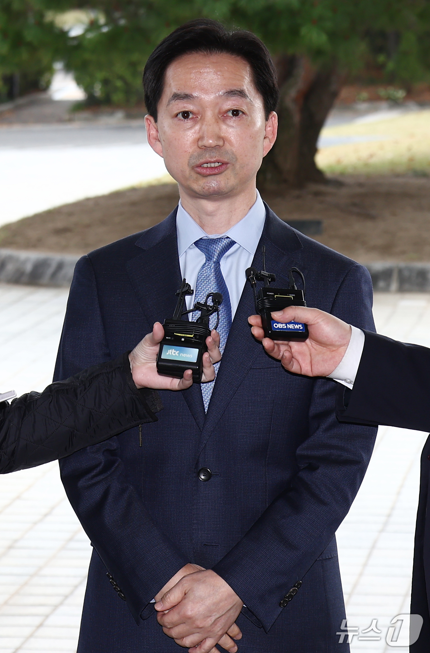 (서울=뉴스1) 김민지 기자 = 김지용 중대범죄수사청장이 30일 오후 서울 서초구 공소청에서 이정현 공소청장(검찰총장) 직무대행을 예방하기 위해 취재진 질의에 답변하고 있다. 20 …