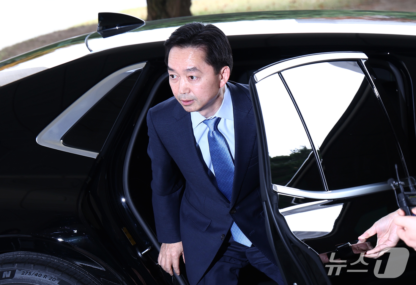 (서울=뉴스1) 김민지 기자 = 김지용 중대범죄수사청장이 30일 오후 서울 서초구 공소청에서 이정현 공소청장(검찰총장) 직무대행을 예방하기 위해 차량에서 내리고 있다. 2026.1 …