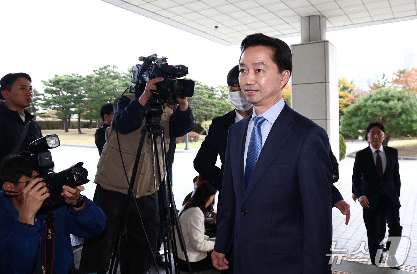 (서울=뉴스1) 김민지 기자 = 김지용 중대범죄수사청장이 30일 오후 서울 서초구 공소청에서 이정현 공소청장(검찰총장) 직무대행을 예방하기 위해 들어서고 있다. 2026.10.30 …