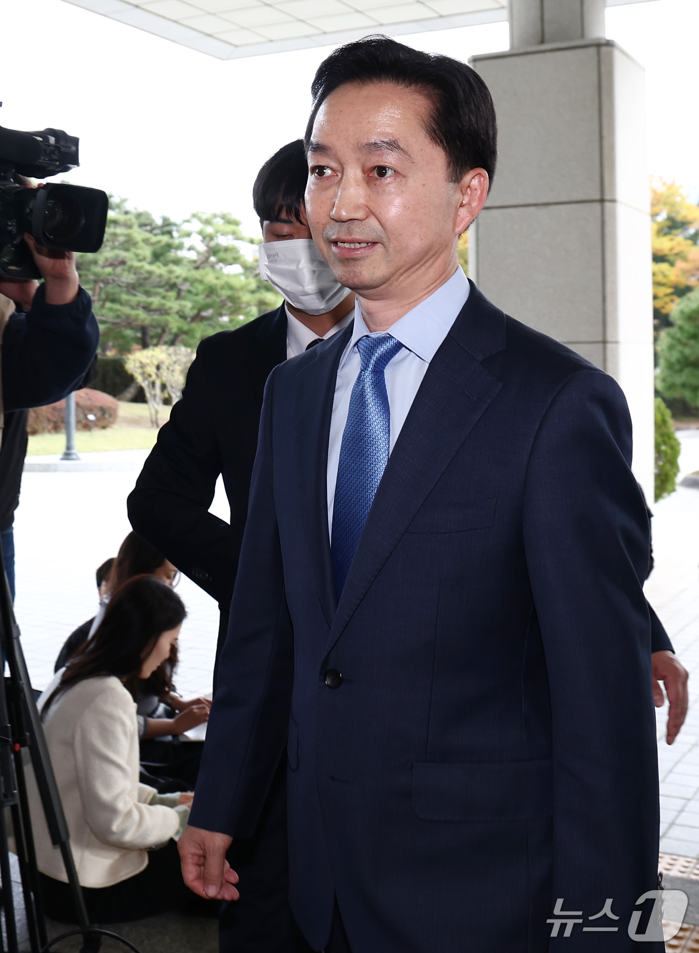 (서울=뉴스1) 김민지 기자 = 김지용 중대범죄수사청장이 30일 오후 서울 서초구 공소청에서 이정현 공소청장(검찰총장) 직무대행을 예방하기 위해 들어서고 있다. 2026.10.30 …