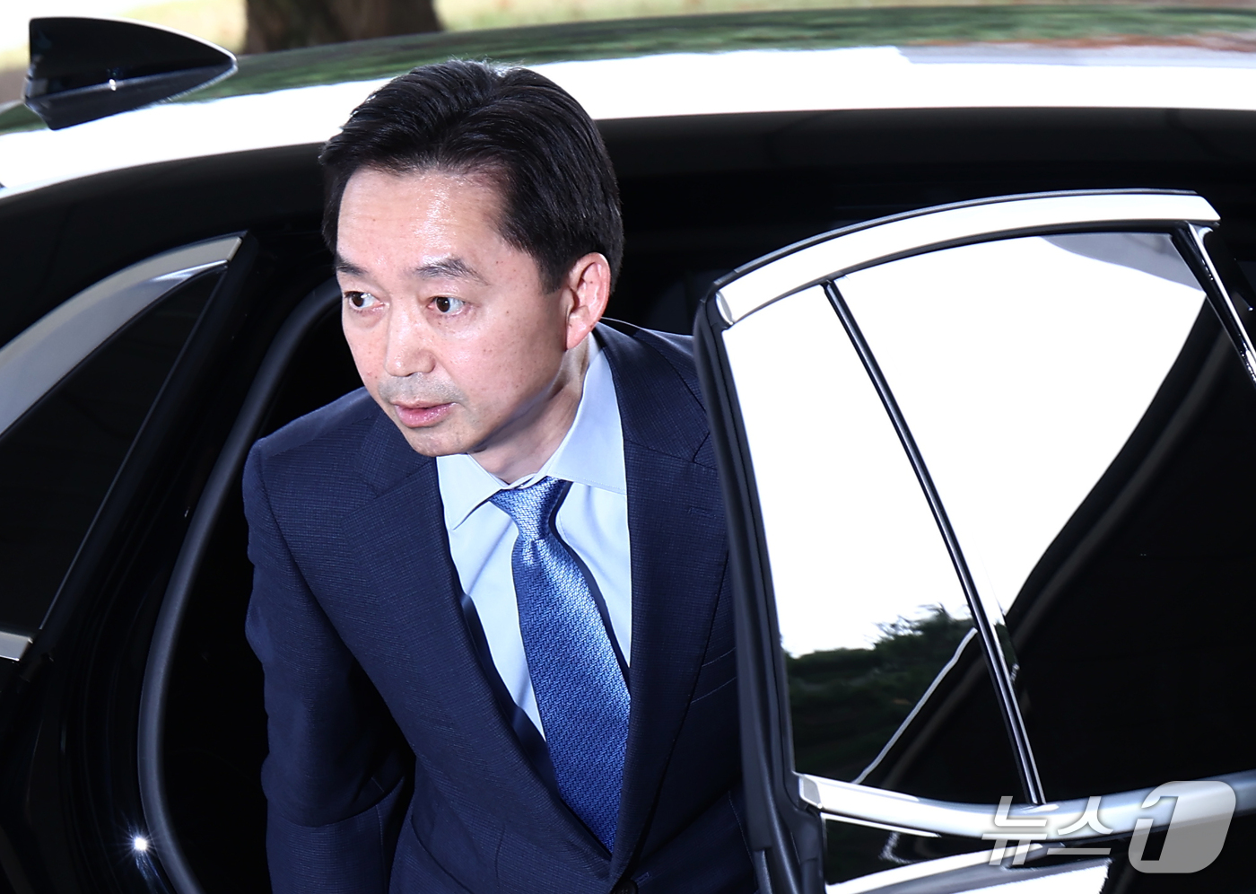 (서울=뉴스1) 김민지 기자 = 김지용 중대범죄수사청장이 30일 오후 서울 서초구 공소청에서 이정현 공소청장(검찰총장) 직무대행을 예방하기 위해 차량에서 내리고 있다. 2026.1 …