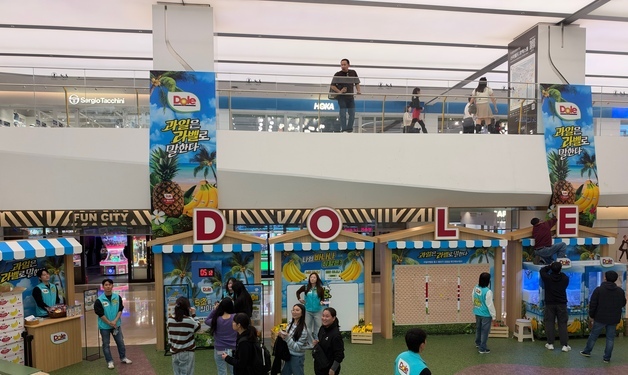 [르포]"5초 맞히면 과일 배송"…코엑스에 등장한 '돌' 과일 놀이터