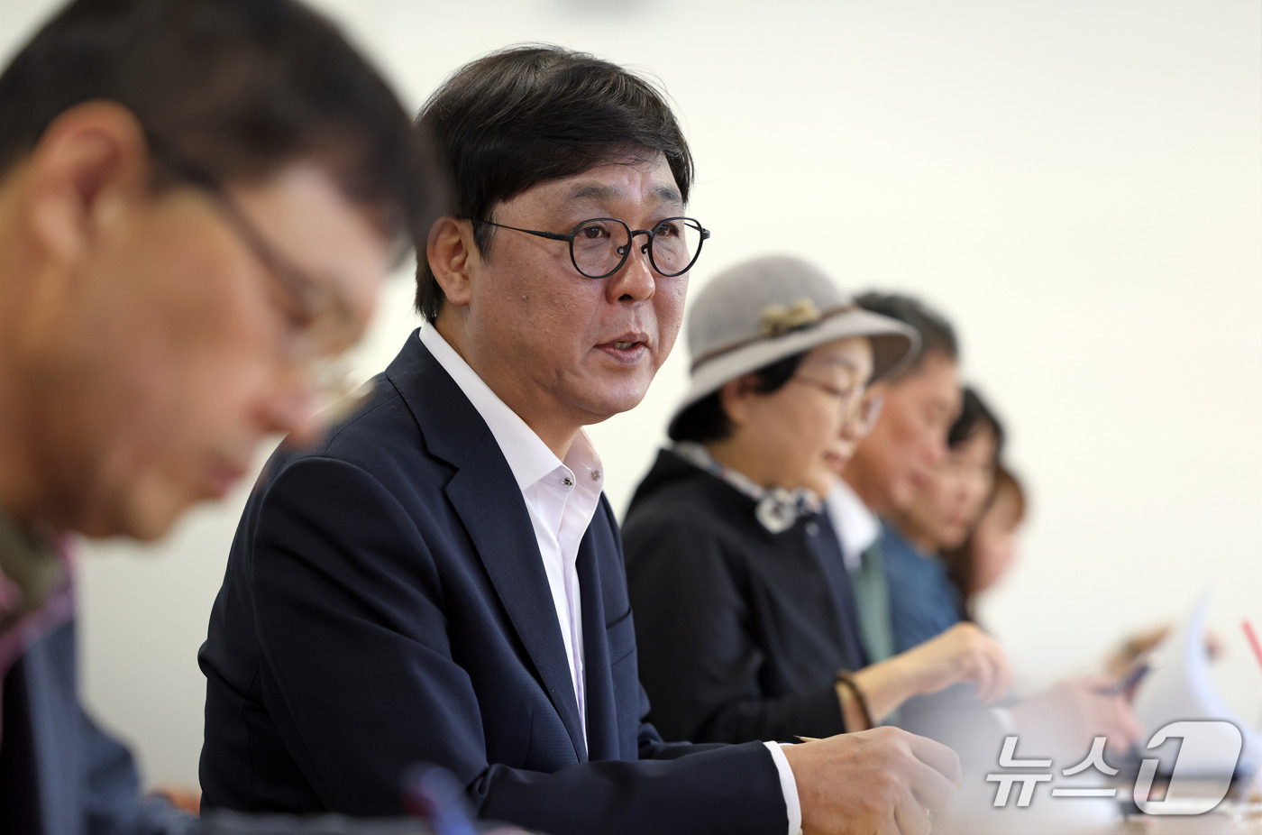 (서울=뉴스1) = 최휘영 문화체육관광부 장관이 30일 서울 종로구 국립현대미술관 서울관에서 열린 문화예술정책자문위원회 문학 분과 제4차 회의를 주재하고 있다. (문화체육관광부 제 …
