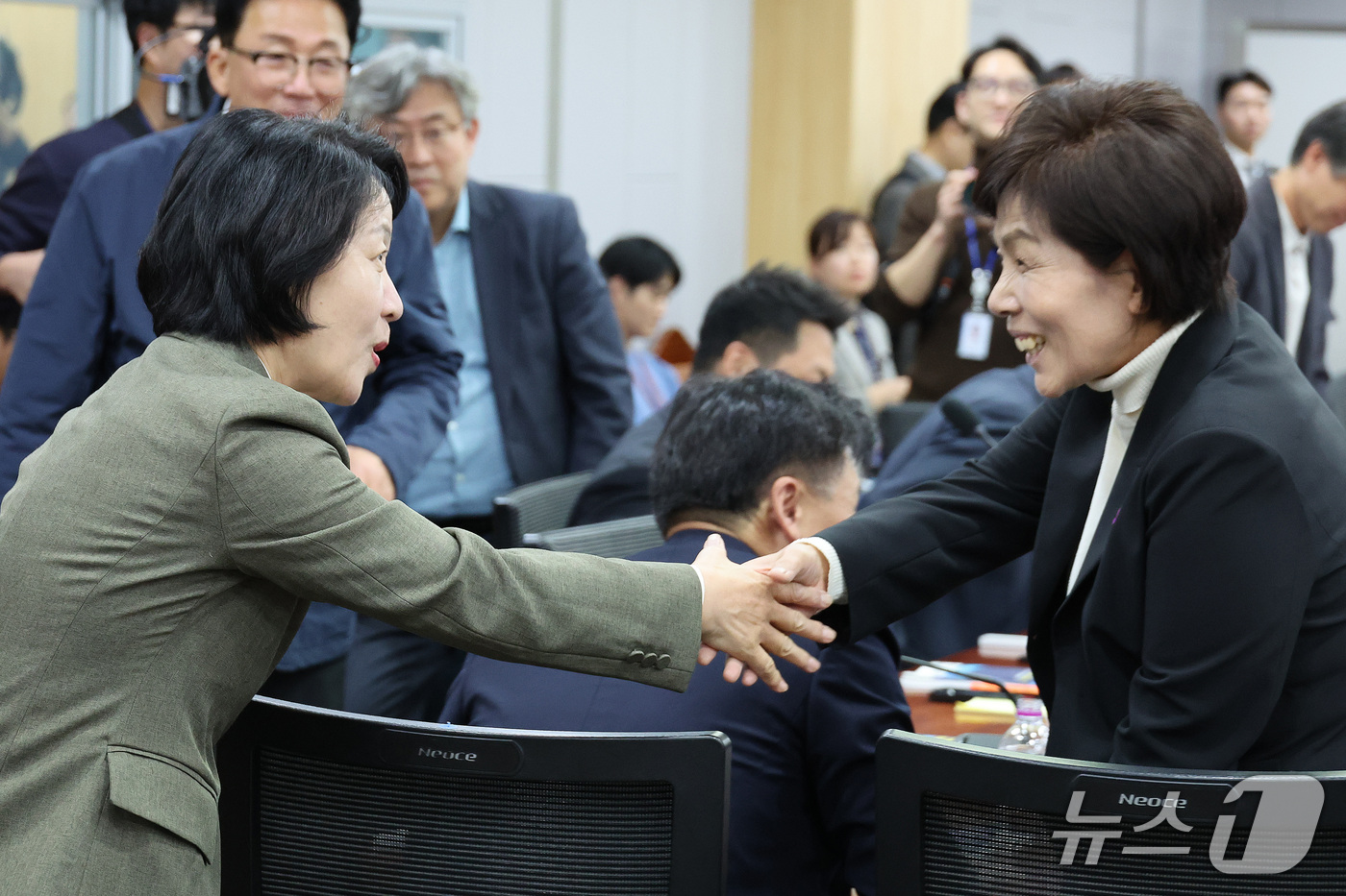 (서울=뉴스1) 신웅수 기자 = 추미애 경기도지사와 최민희 더불어민주당 의원이 30일 서울 여의도 국회 의원회관에서 열린 지방재정 확충을 위한 지방세제 개편 정책토론회에서 인사하고 …