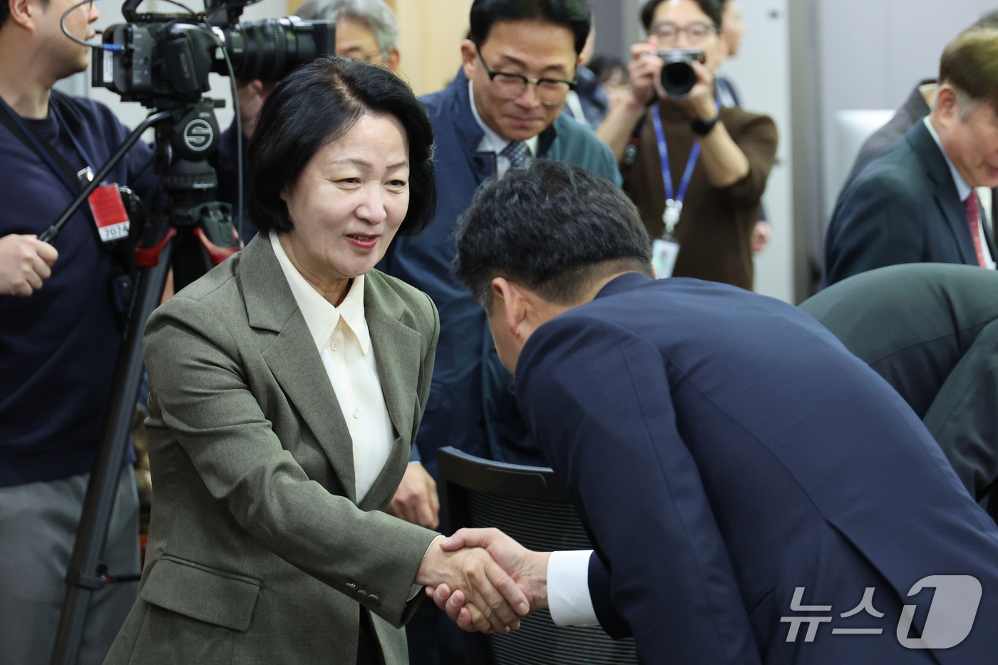 (서울=뉴스1) 신웅수 기자 = 추미애 경기도지사가 30일 서울 여의도 국회 의원회관에서 열린 지방재정 확충을 위한 지방세제 개편 정책토론회에서 인사를 하고있다. 2026.10.3 …