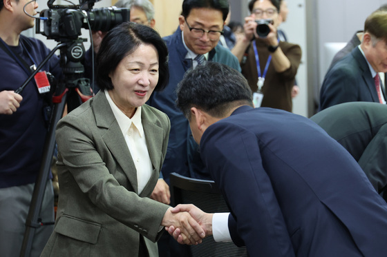 인사 나누는 추미애 지사