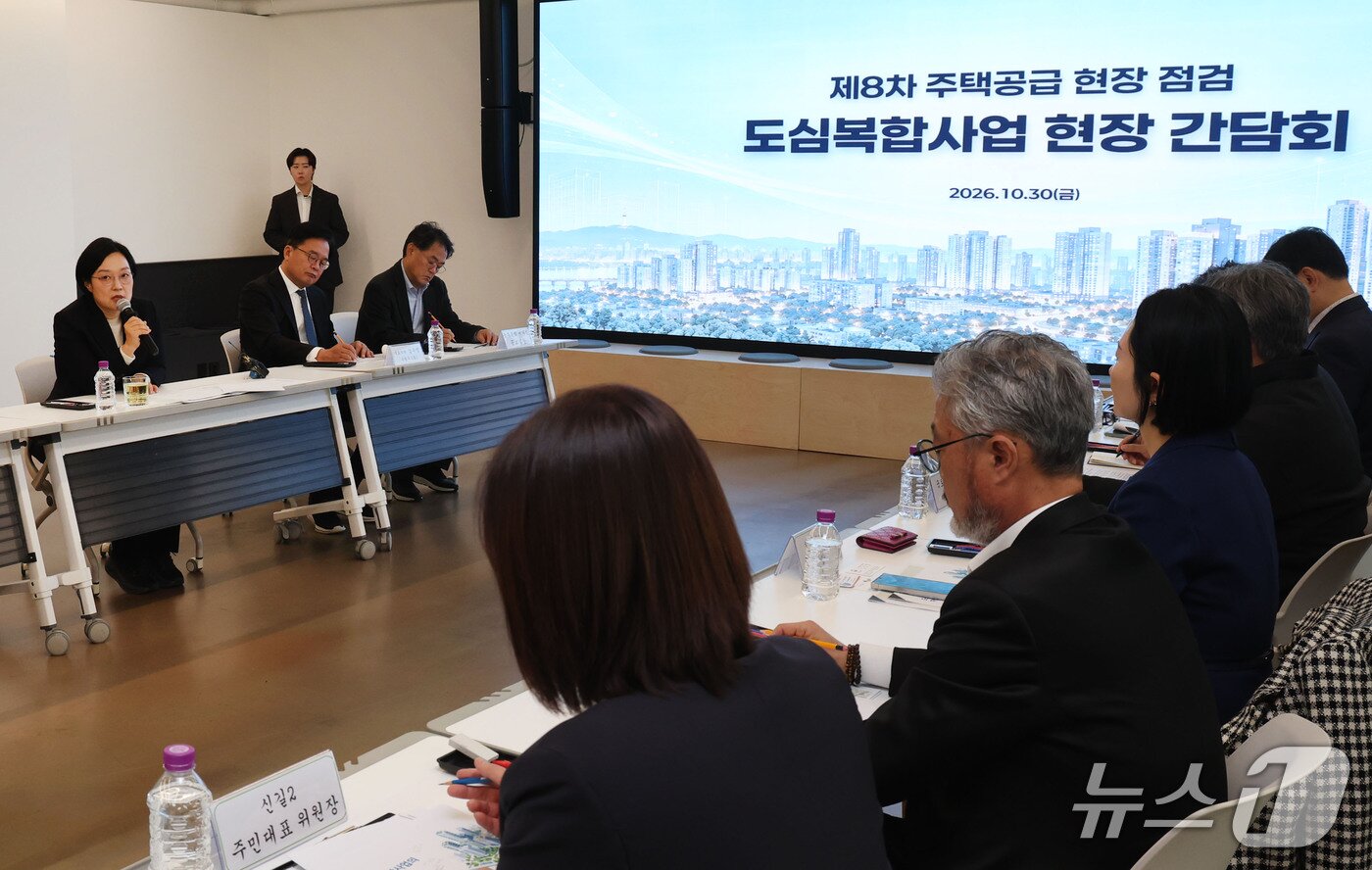 본문 이미지 - 한성숙 국무총리가 30일 서울시 은평구립도서관에서 도심복합사업 현장간담회에서 모두발언 하고 있다. 2026.10.30 ⓒ 뉴스1 이종덕 기자