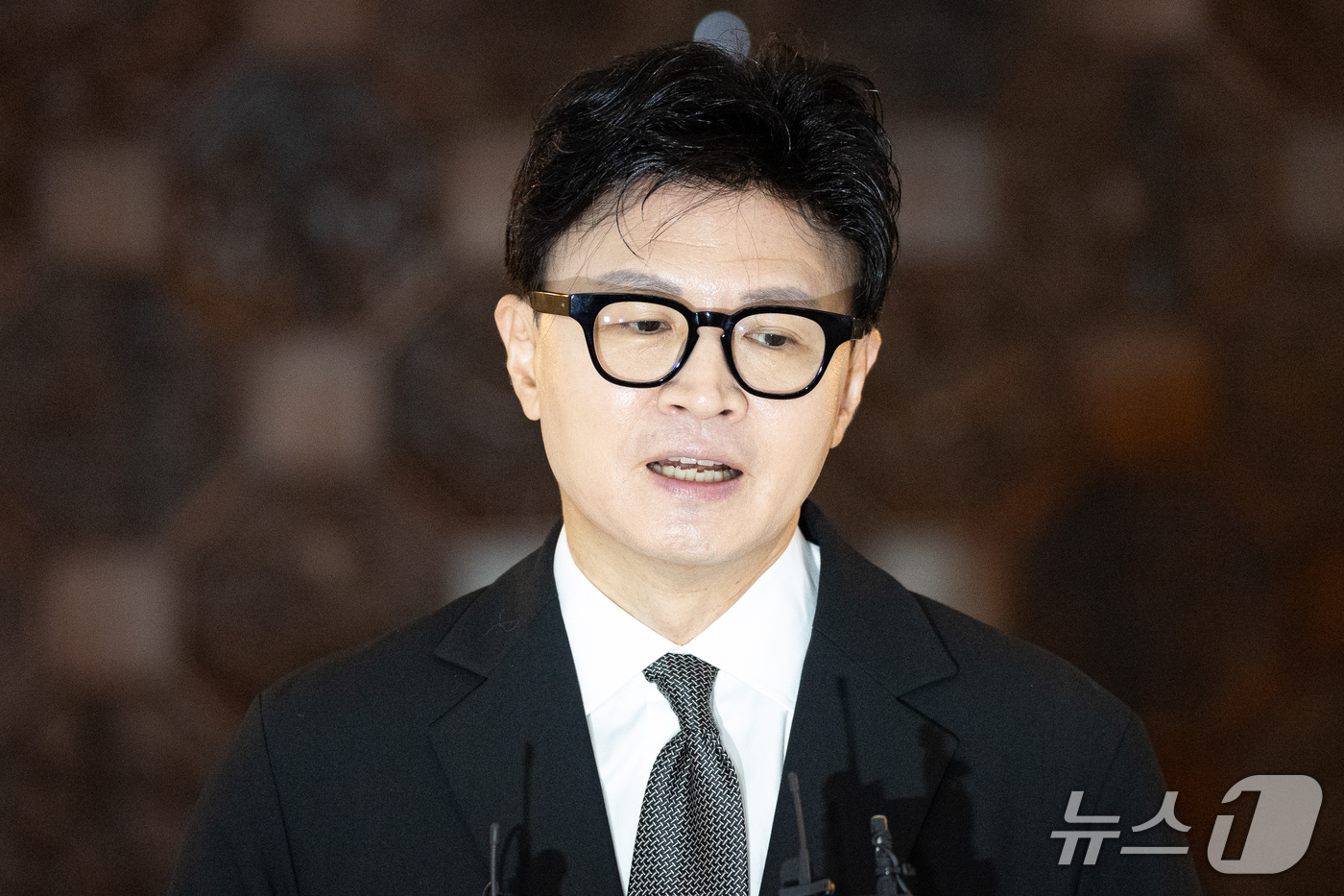 (서울=뉴스1) 유승관 기자 = 한동훈 무소속 의원이 30일 서울 여의도 국회에서 예산결산특별위원회 전체회의 참석 전 취재진 질문에 답하고 있다. 2026.10.30/뉴스1