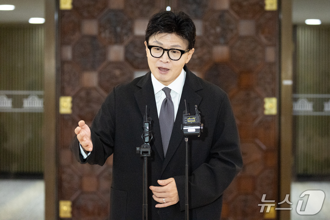 (서울=뉴스1) 유승관 기자 = 한동훈 무소속 의원이 30일 서울 여의도 국회에서 예산결산특별위원회 전체회의 참석 전 취재진 질문에 답하고 있다. 2026.10.30/뉴스1
