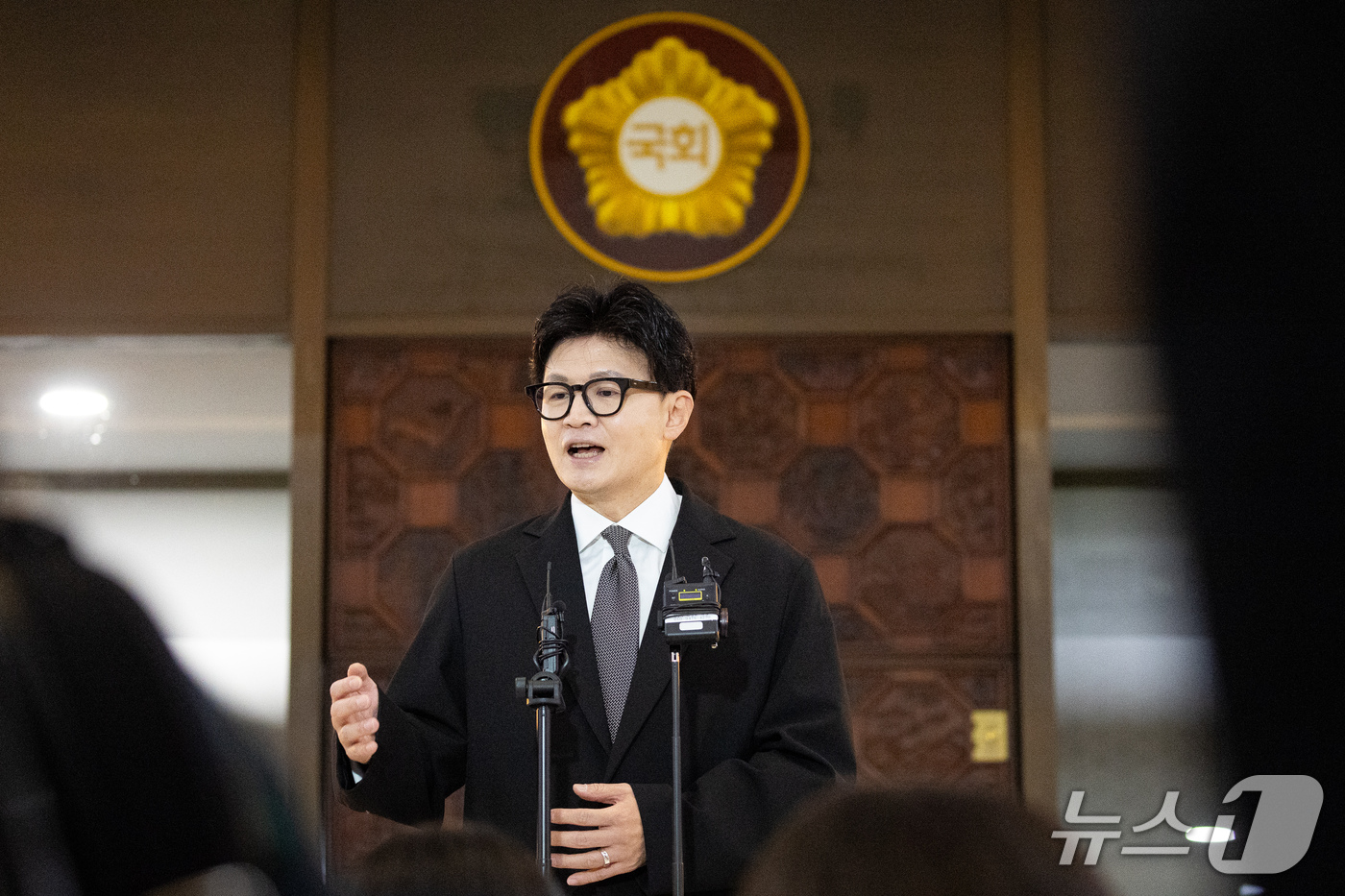 (서울=뉴스1) 유승관 기자 = 한동훈 무소속 의원이 30일 서울 여의도 국회에서 예산결산특별위원회 전체회의 참석 전 취재진 질문에 답하고 있다. 2026.10.30/뉴스1