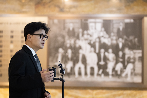 韓 "李정권 폭주 저지 누구든 함께"vs 安 "복당 끼워팔기? 분열만 돼"