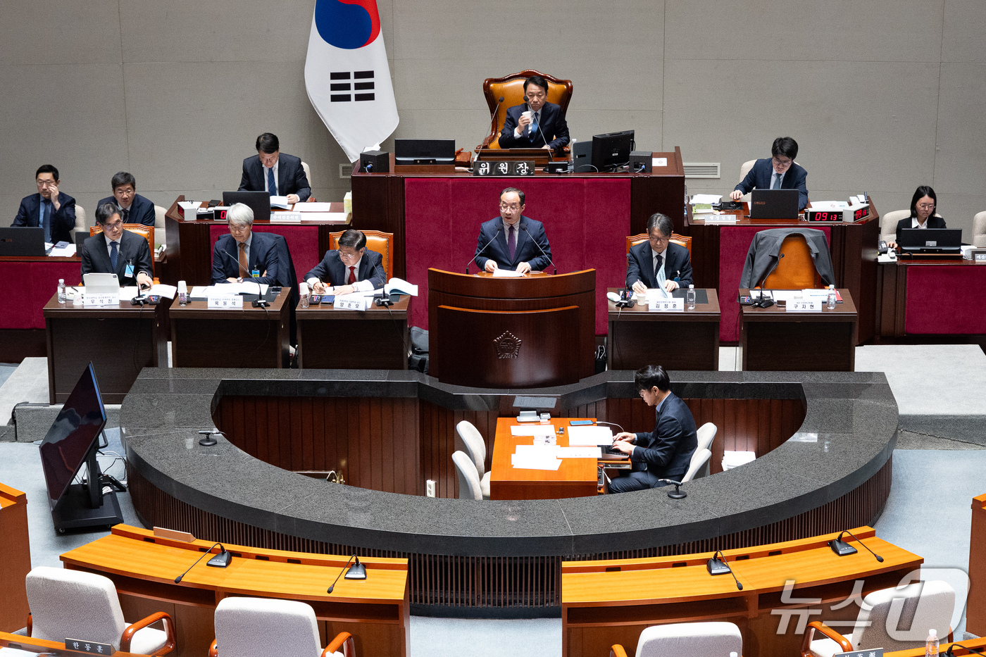(서울=뉴스1) 유승관 기자 = 30일 서울 여의도 국회에서 열린 제439회 국회(정기회) 예산결산특별위원회 제2차 전체회의에서 2027년도 예산안 및 기금운용계획안에 대한 공청회 …