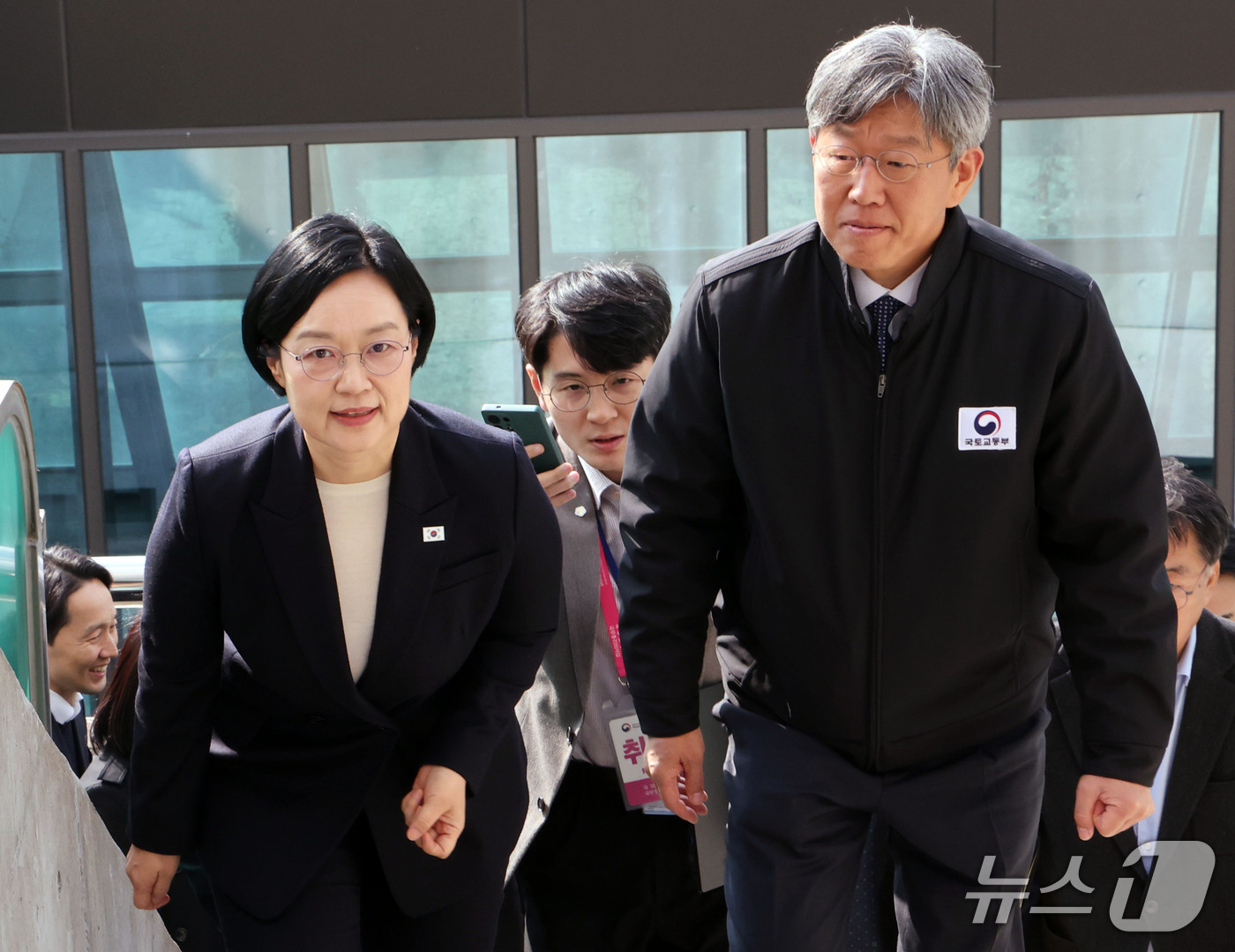 (서울=뉴스1) 이종덕 기자 = 한성숙 국무총리가 30일 김이탁 국토교통부 1차관과 함께 서울시 은평구립도서관 계단을 오르고 있다. 한 총리는 이날 조택공급 현장 점검과 도심복합사 …