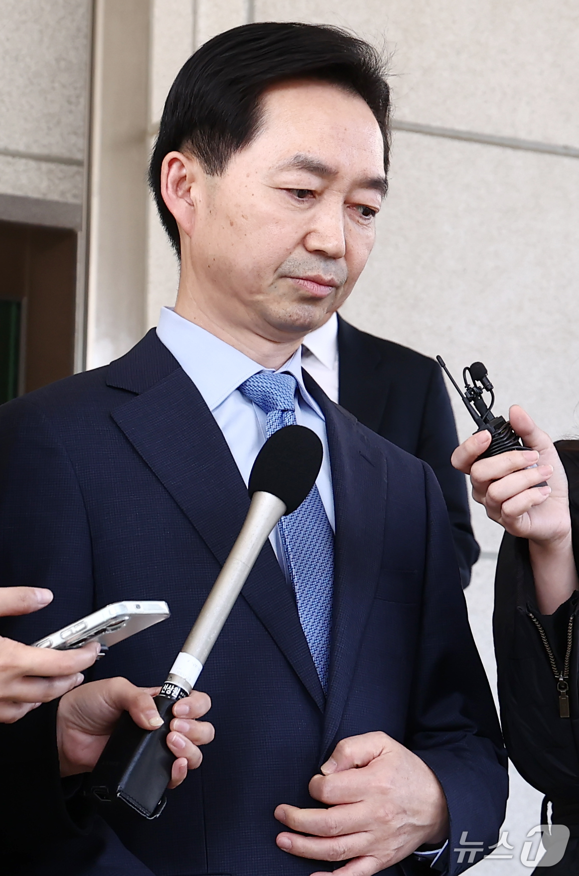 (서울=뉴스1) 김민지 기자 = 김지용 중대범죄수사청장이 30일 오후 서울 서초구 공소청에서 이정현 공소청장(검찰총장) 직무대행을 예방한 뒤 나오고 있다. 2026.10.30/뉴스 …