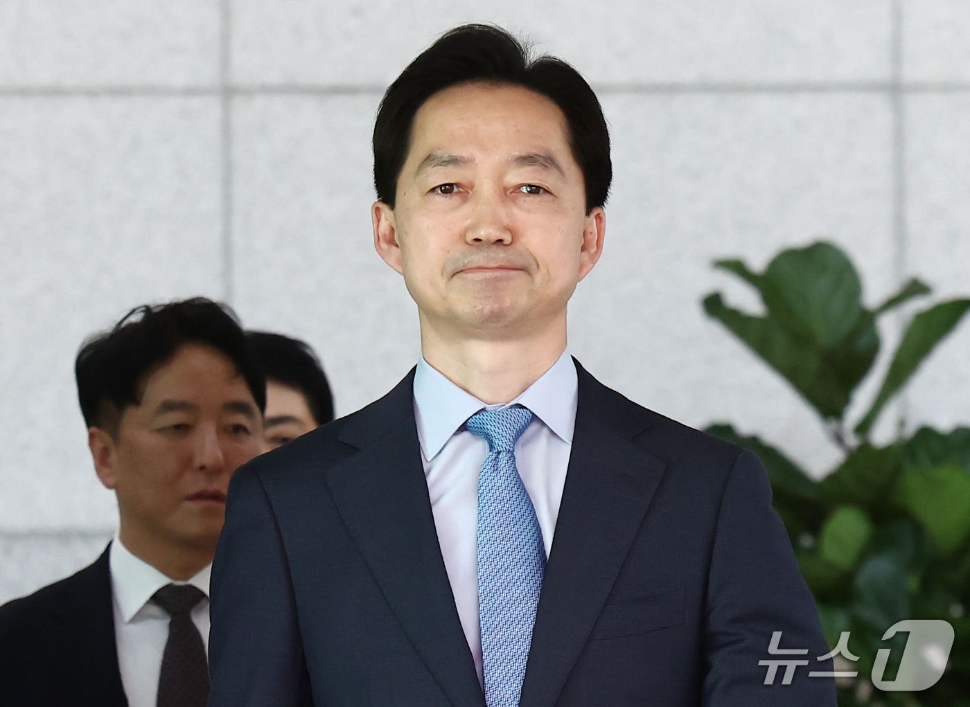 (서울=뉴스1) 김민지 기자 = 김지용 중대범죄수사청장이 30일 오후 서울 서초구 공소청에서 이정현 공소청장(검찰총장) 직무대행을 예방한 뒤 나오고 있다. 2026.10.30/뉴스 …