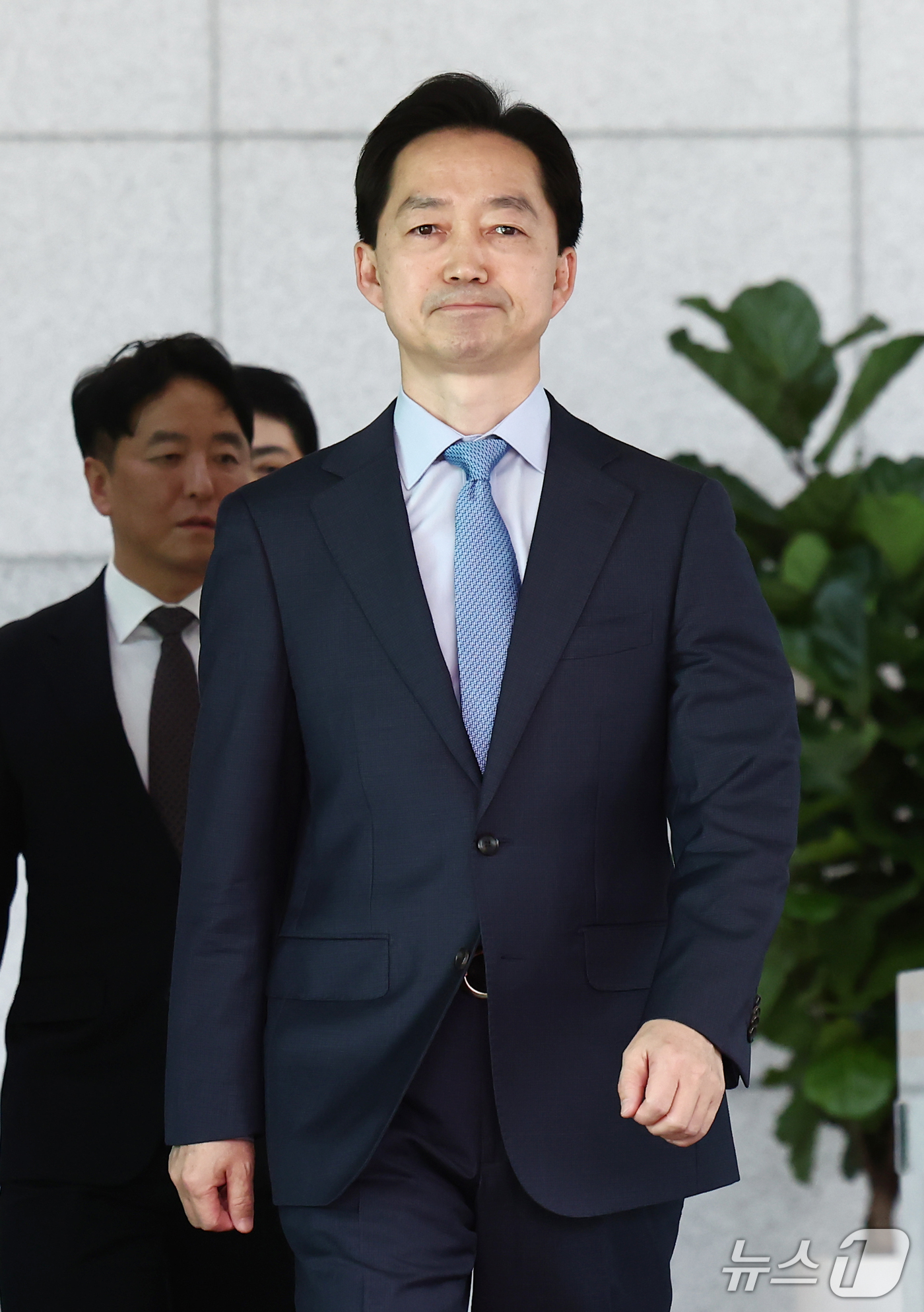 (서울=뉴스1) 김민지 기자 = 김지용 중대범죄수사청장이 30일 오후 서울 서초구 공소청에서 이정현 공소청장(검찰총장) 직무대행을 예방한 뒤 나오고 있다. 2026.10.30/뉴스 …