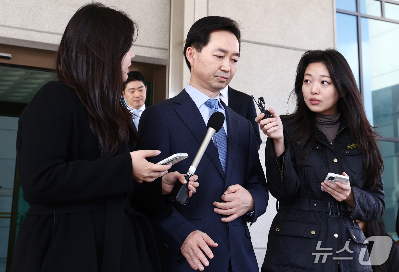 (서울=뉴스1) 김민지 기자 = 김지용 중대범죄수사청장이 30일 오후 서울 서초구 공소청에서 이정현 공소청장(검찰총장) 직무대행을 예방한 뒤 나오고 있다. 2026.10.30/뉴스 …