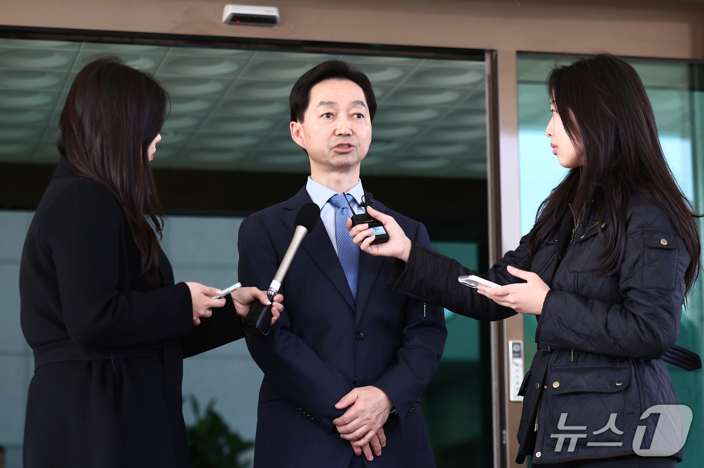 (서울=뉴스1) 김민지 기자 = 김지용 중대범죄수사청장이 30일 오후 서울 서초구 공소청에서 이정현 공소청장(검찰총장) 직무대행 예방을 마치고 취재진 질의에 답변하고 있다. 202 …