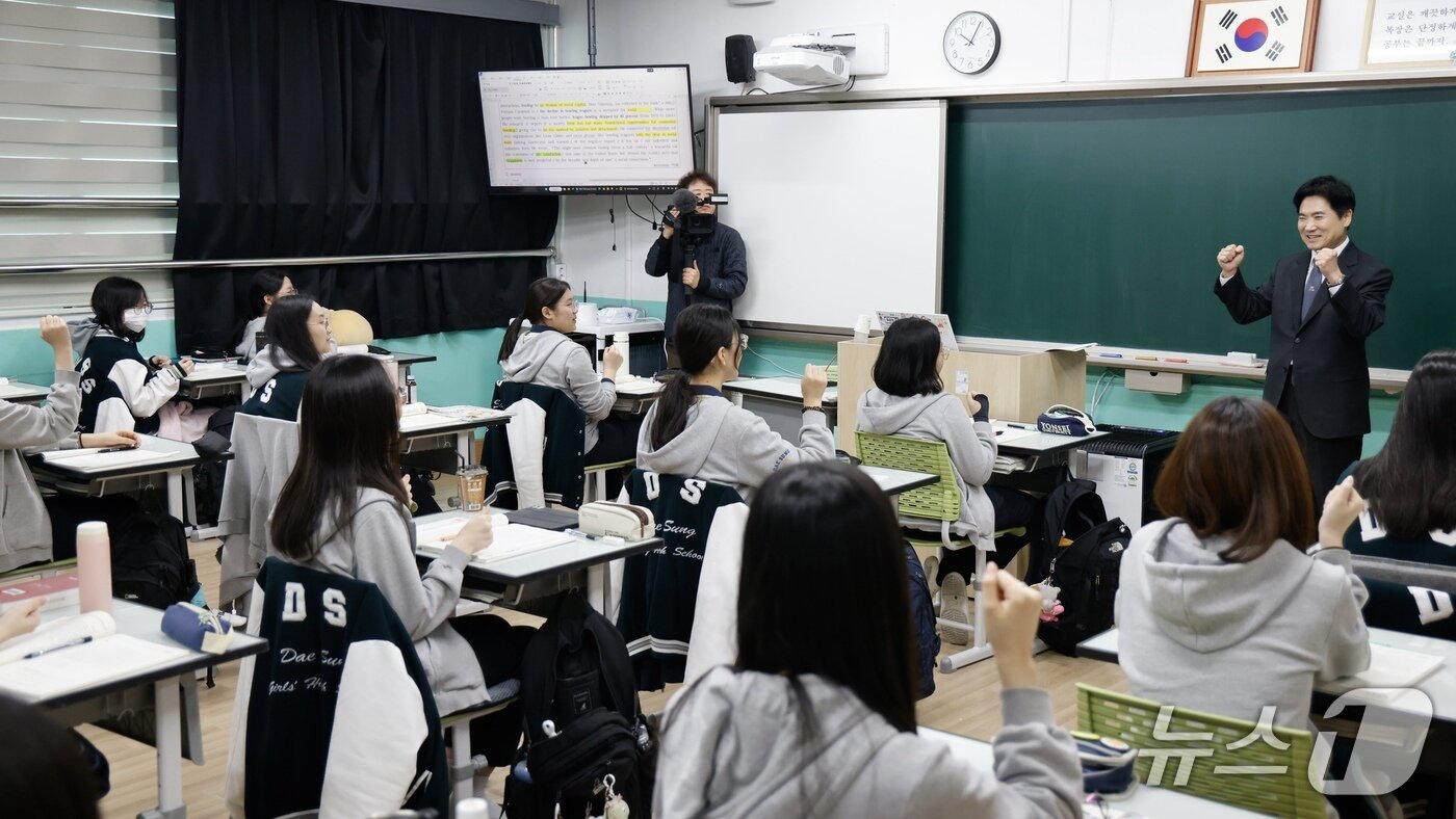 본문 이미지 - 김대중 교육감이 30일 대성여자고등학교를 방문, 고3 수험생들을 격려하고 있다.(전남광주통합특별시교육청 제공. 재판매 및 DB 금지)/뉴스1 