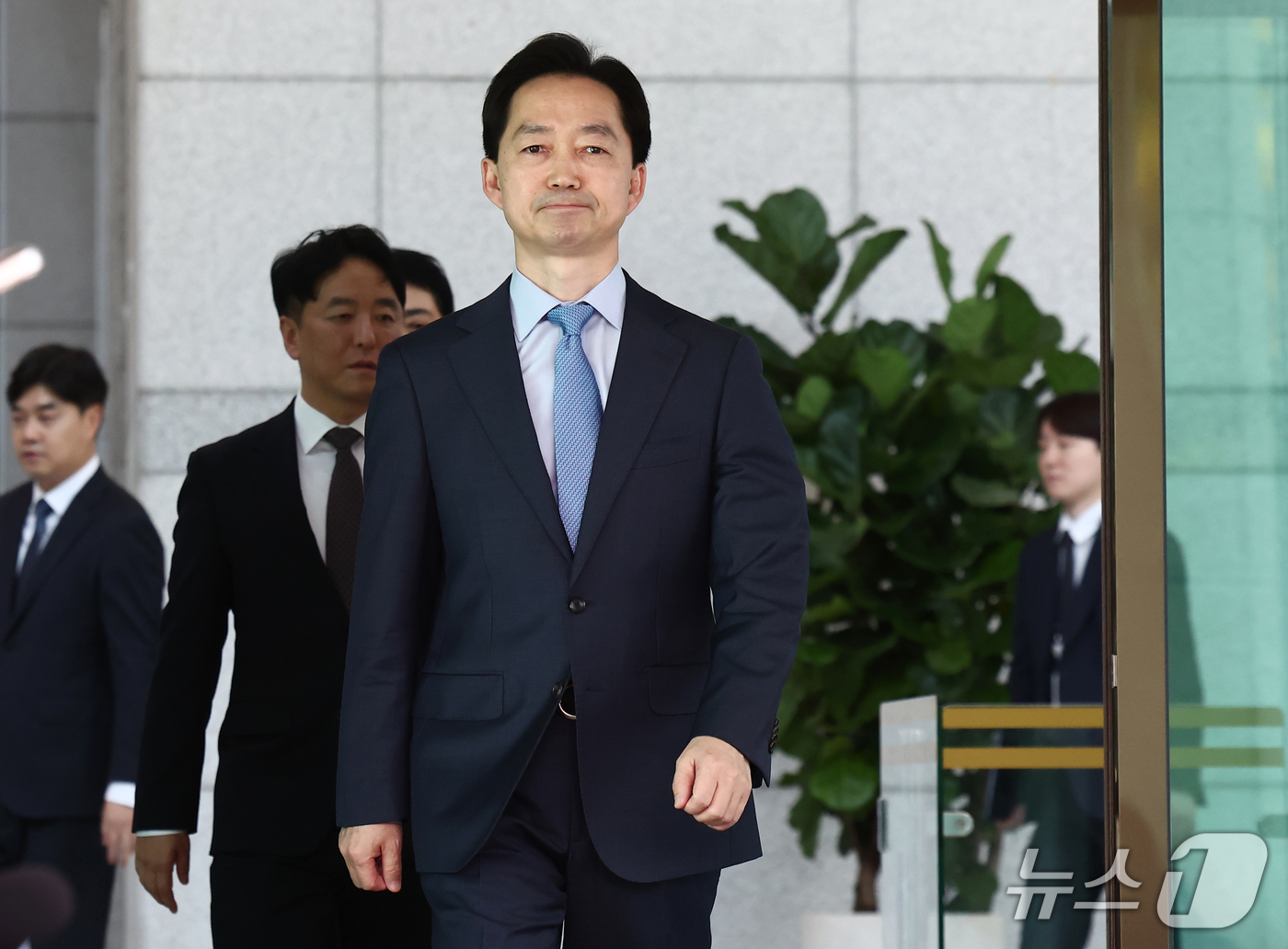 (서울=뉴스1) 김민지 기자 = 김지용 중대범죄수사청장이 30일 오후 서울 서초구 공소청에서 이정현 공소청장(검찰총장) 직무대행을 예방한 뒤 나오고 있다. 2026.10.30/뉴스 …