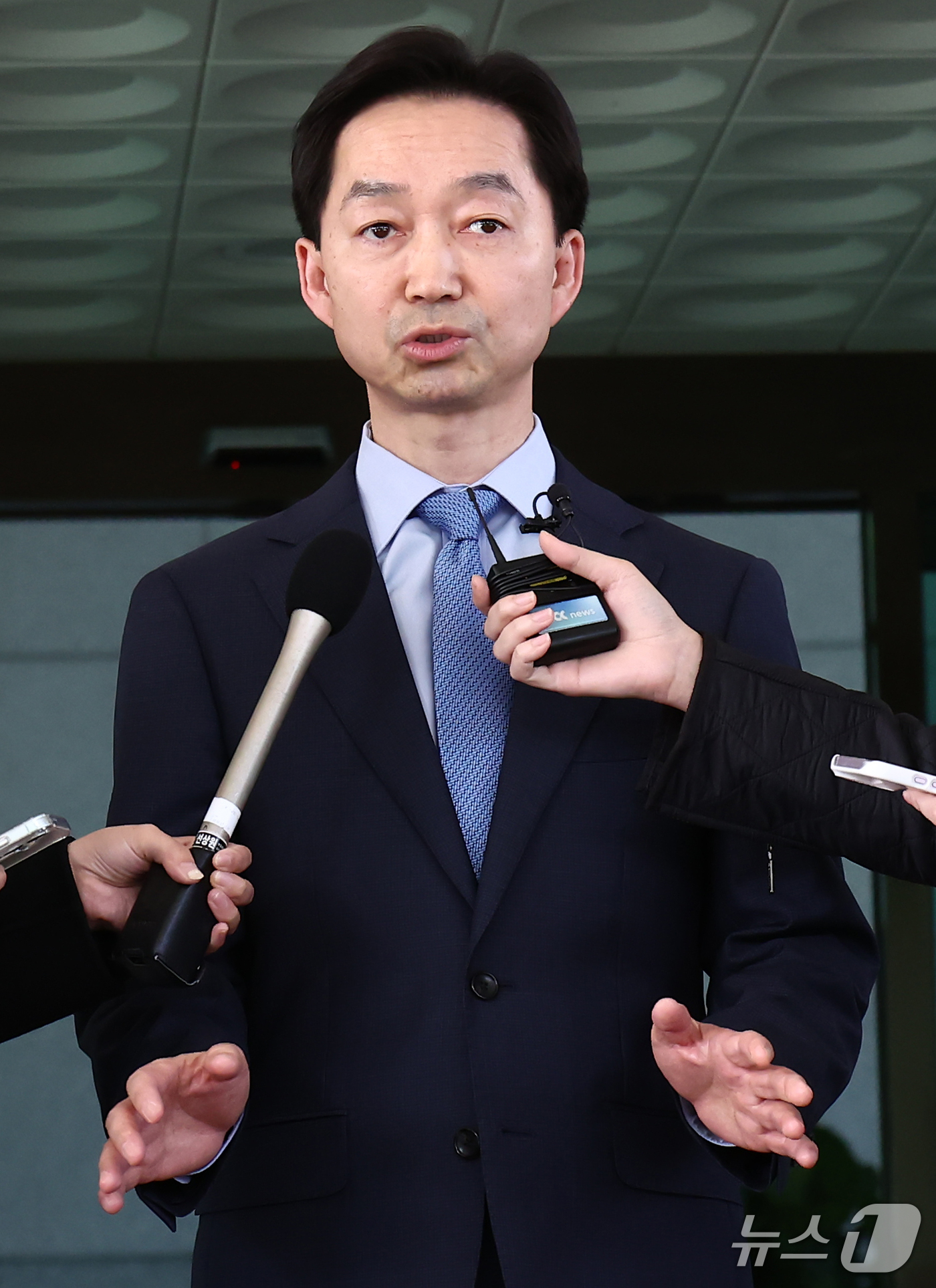(서울=뉴스1) 김민지 기자 = 김지용 중대범죄수사청장이 30일 오후 서울 서초구 공소청에서 이정현 공소청장(검찰총장) 직무대행 예방을 마치고 취재진 질의에 답변하고 있다. 202 …