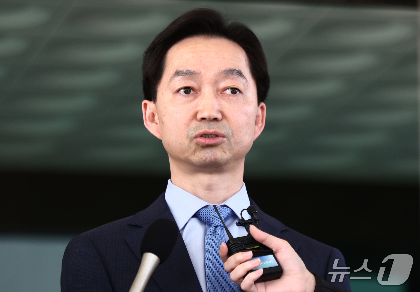(서울=뉴스1) 김민지 기자 = 김지용 중대범죄수사청장이 30일 오후 서울 서초구 공소청에서 이정현 공소청장(검찰총장) 직무대행 예방을 마치고 취재진 질의에 답변하고 있다. 202 …