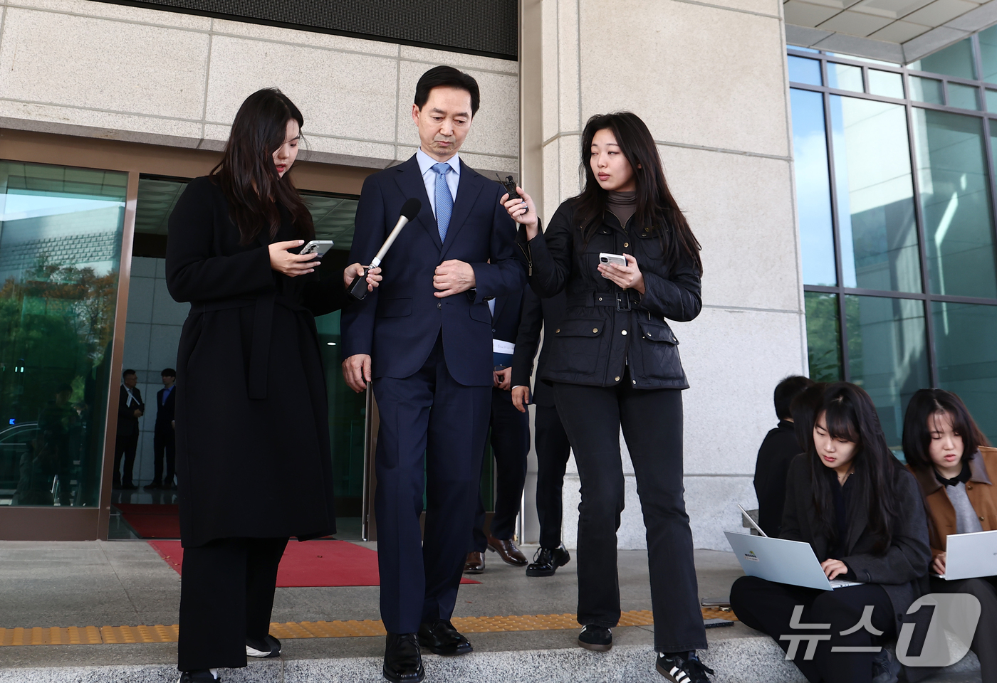 (서울=뉴스1) 김민지 기자 = 김지용 중대범죄수사청장이 30일 오후 서울 서초구 공소청에서 이정현 공소청장(검찰총장) 직무대행을 예방한 뒤 나오고 있다. 2026.10.30/뉴스 …