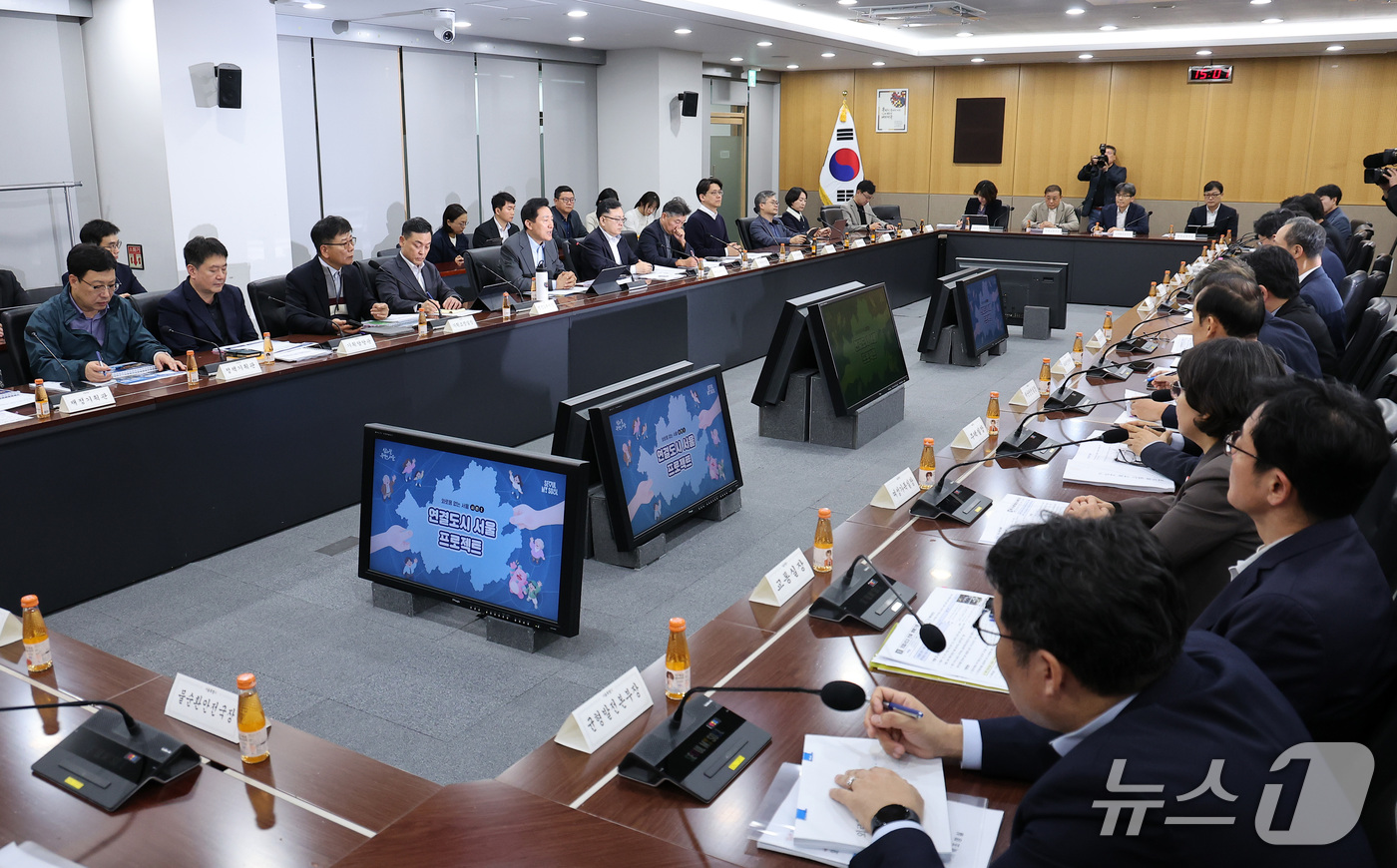 (서울=뉴스1) 김성진 기자 = 오세훈 서울시장이 30일 서울 중구 서울시청에서 열린 '외로움 없는 서울 2' 현안회의에서 모두발언을 하고 있다. 2026.10.30/뉴스1