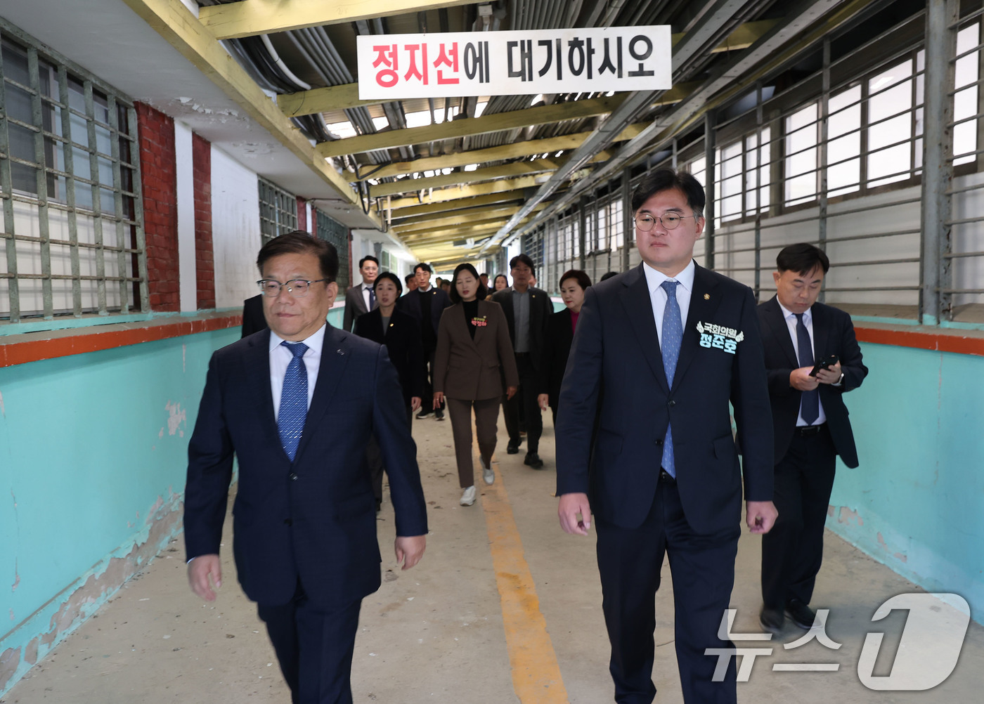 (광주=뉴스1) 박지현 기자 = 30일 오후 전남광주 북구 문흥동 옛 광주교도소에서 정준호 더불어민주당 의원(오른쪽 앞)과 5·18 관련 단체 관계자 등이 국회도서관 광주분원 유치 …